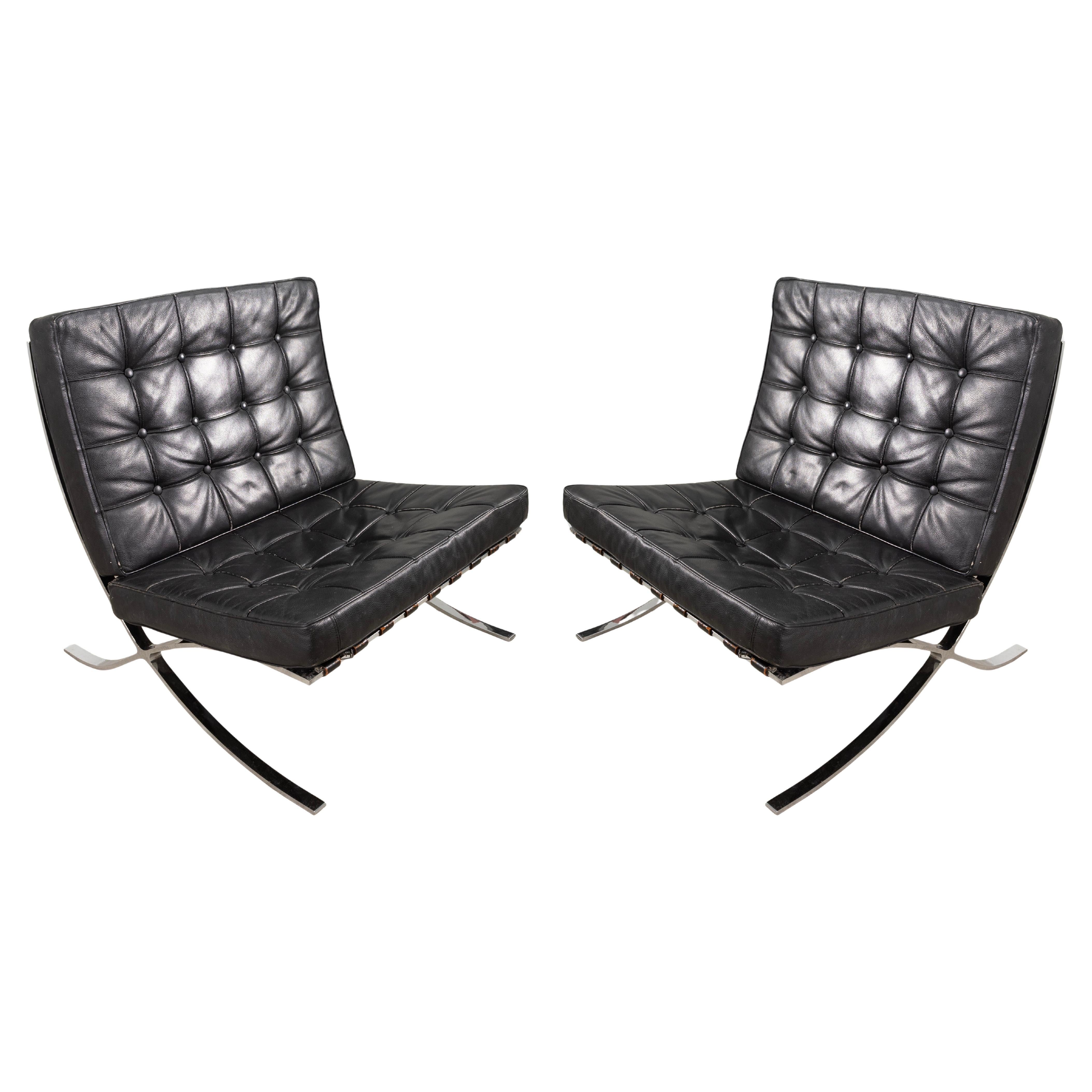 Paire de chaises longues contemporaines en cuir noir et chrome de style Barcelone