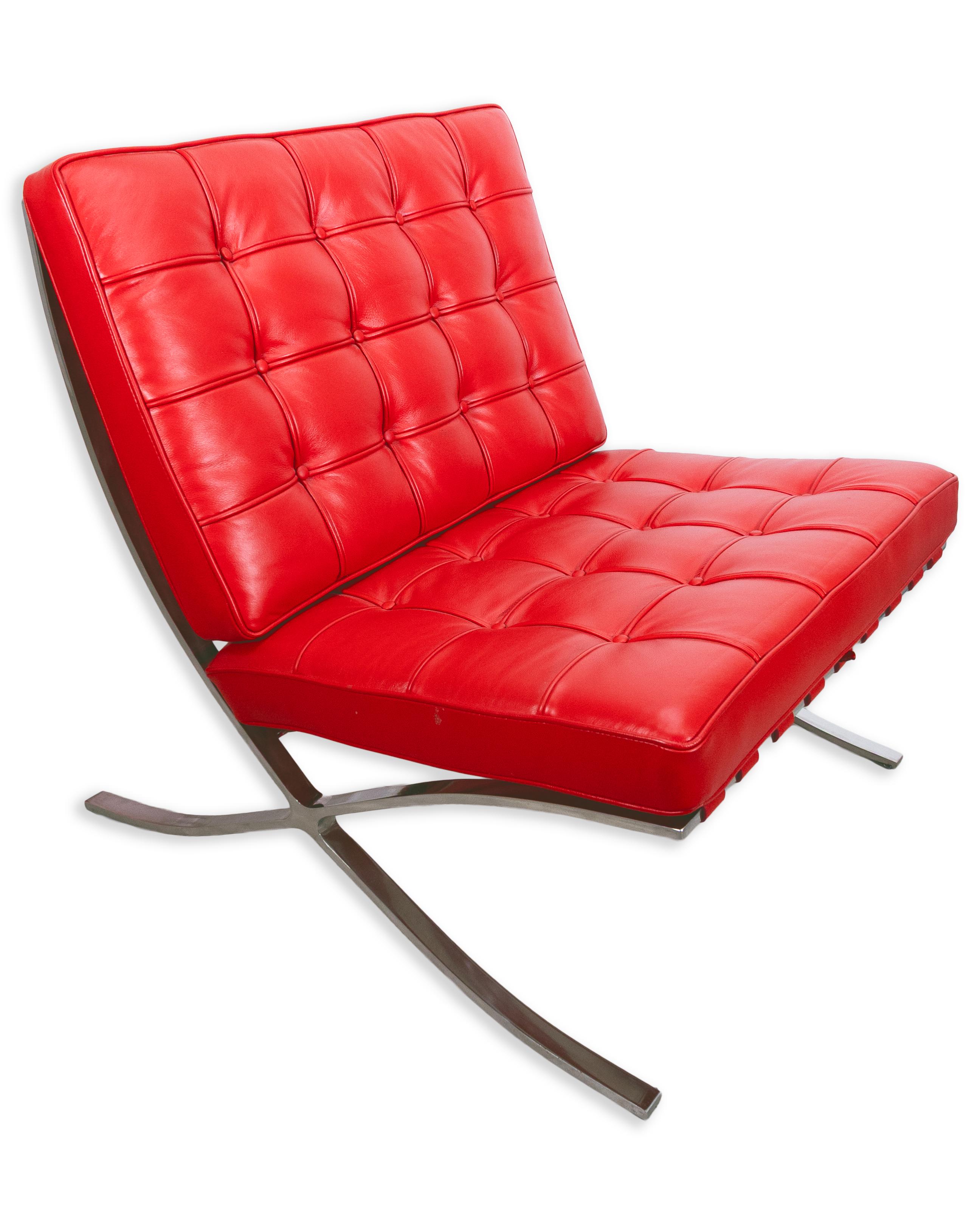 Audace, iconica e innegabilmente moderna, questa straordinaria coppia di sedie lounge in stile Barcellona aggiunge un tocco di lusso a qualsiasi interno. Rivestita in ricca pelle rosso Ferrari, ogni sedia presenta una profonda imbottitura sui