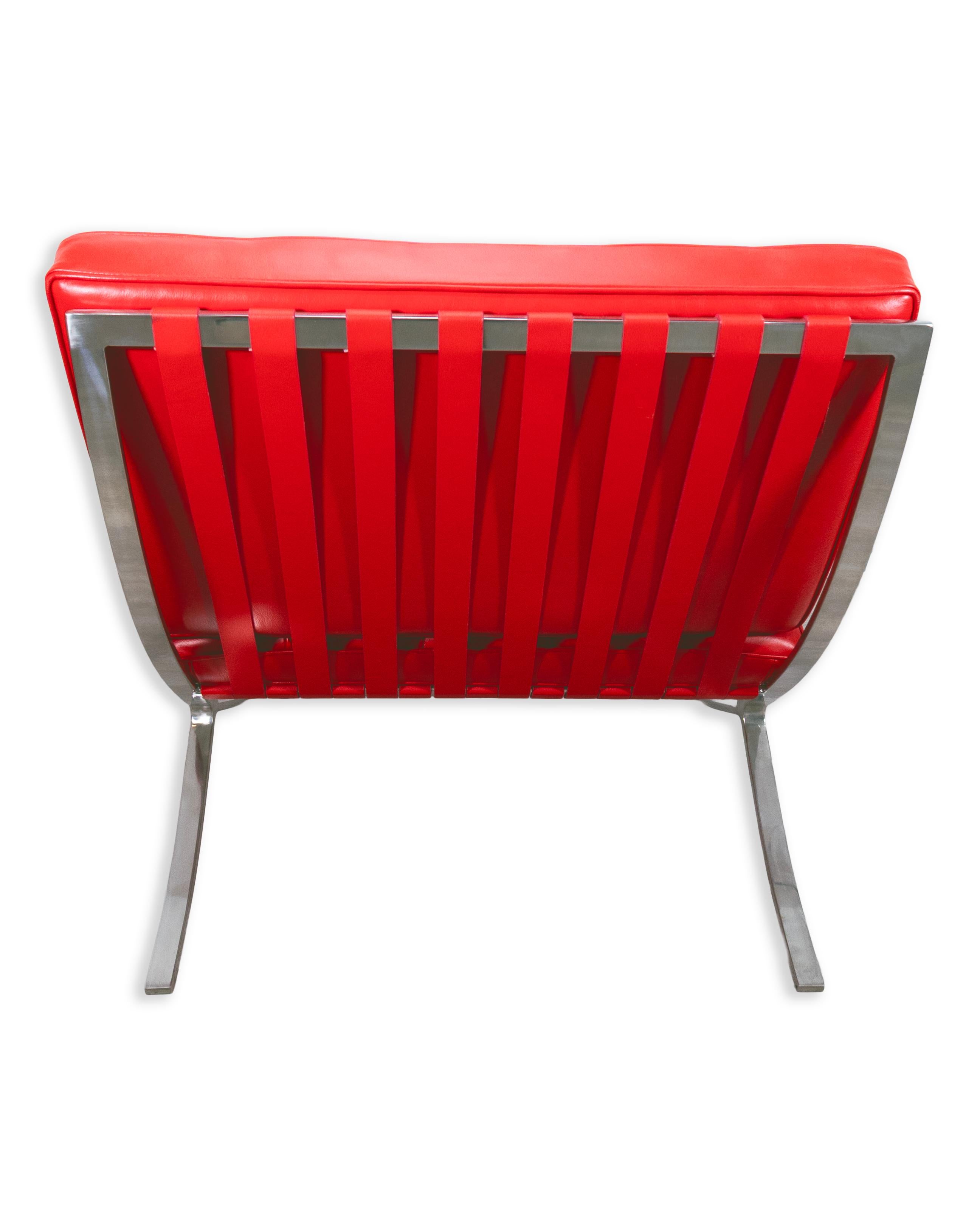 Sconosciuto Coppia di sedie da salotto in stile contemporaneo in pelle rossa Ferrari e cromo in vendita