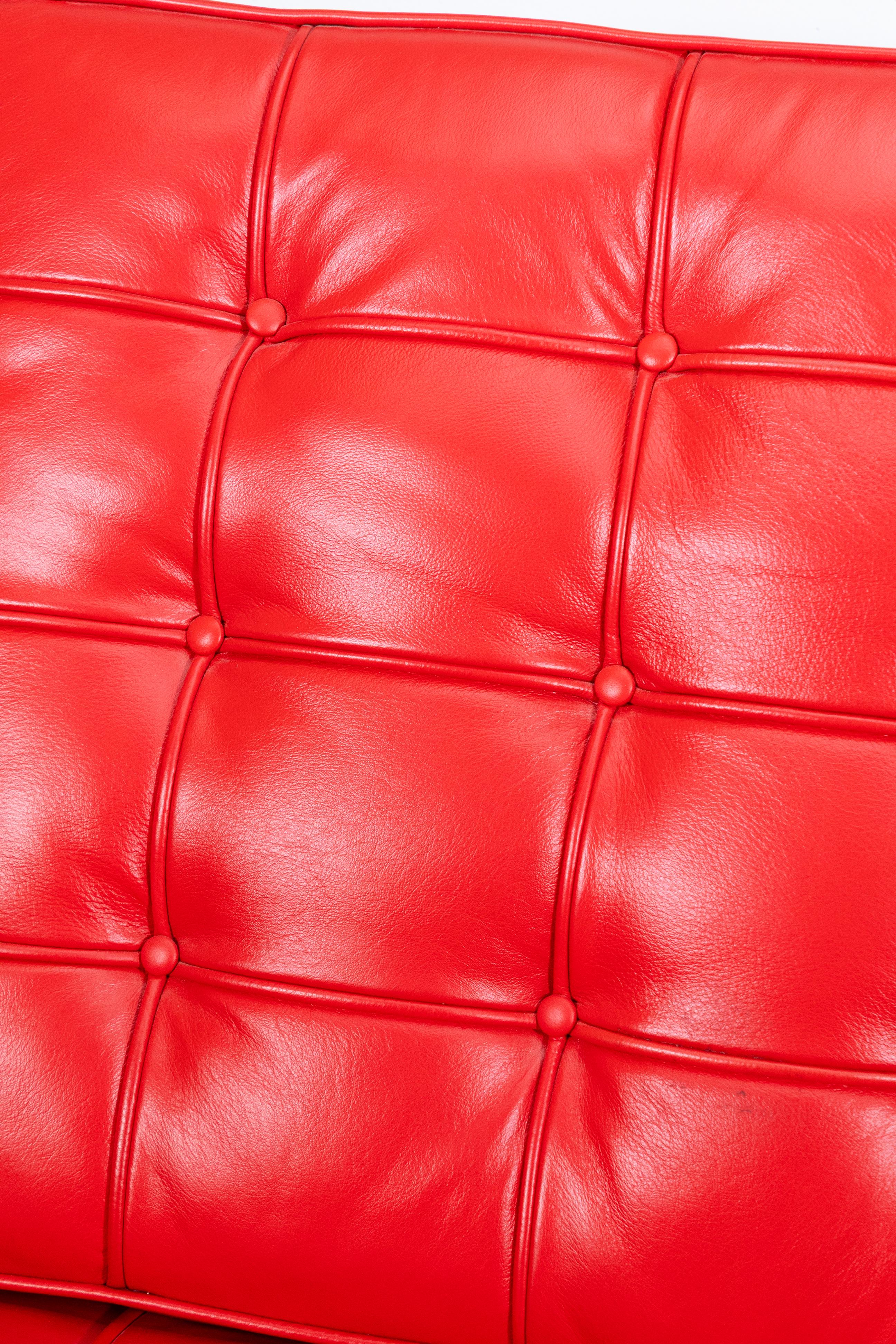 Pelle Coppia di sedie da salotto in stile contemporaneo in pelle rossa Ferrari e cromo in vendita