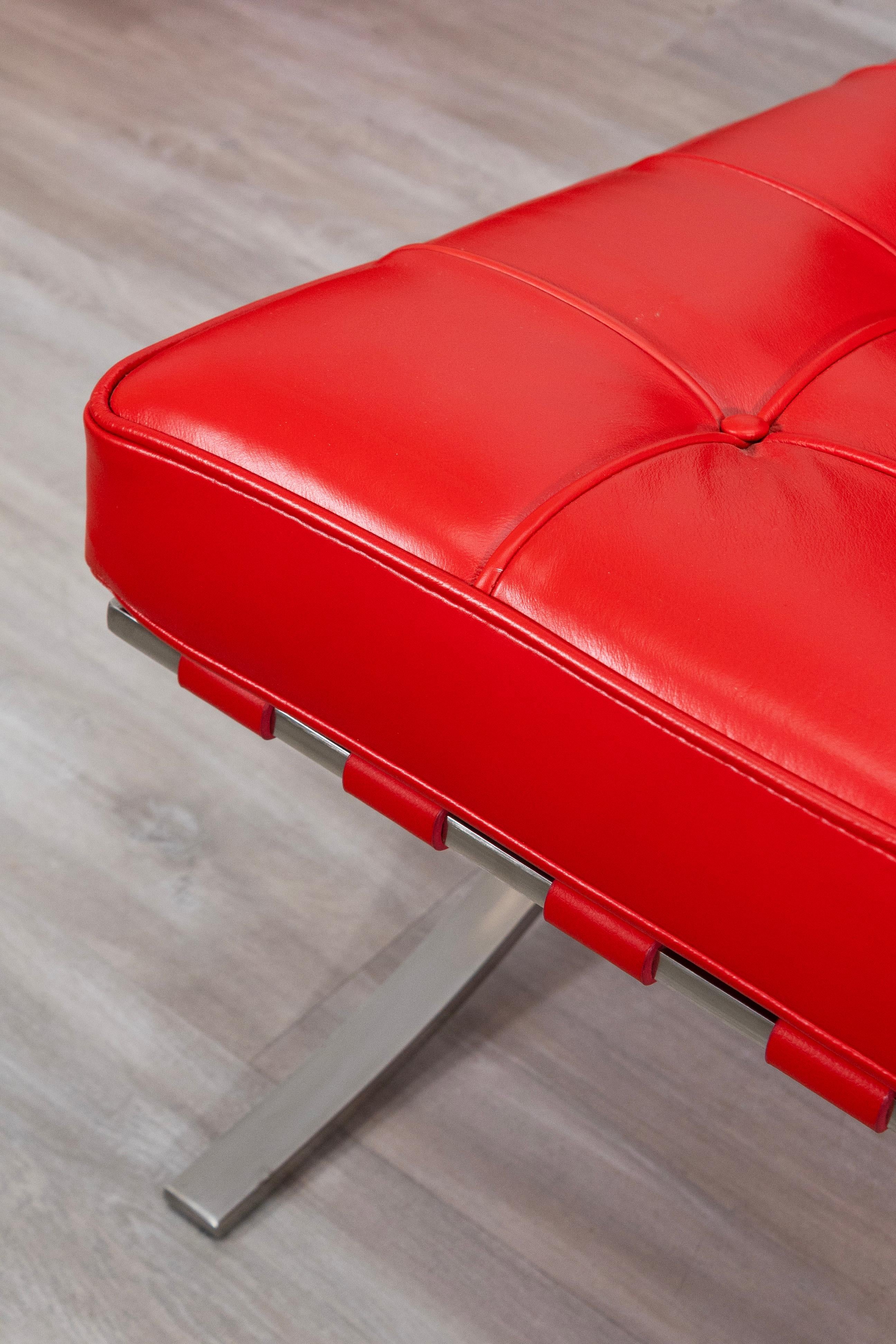 Coppia di sedie da salotto in stile contemporaneo in pelle rossa Ferrari e cromo in vendita 1