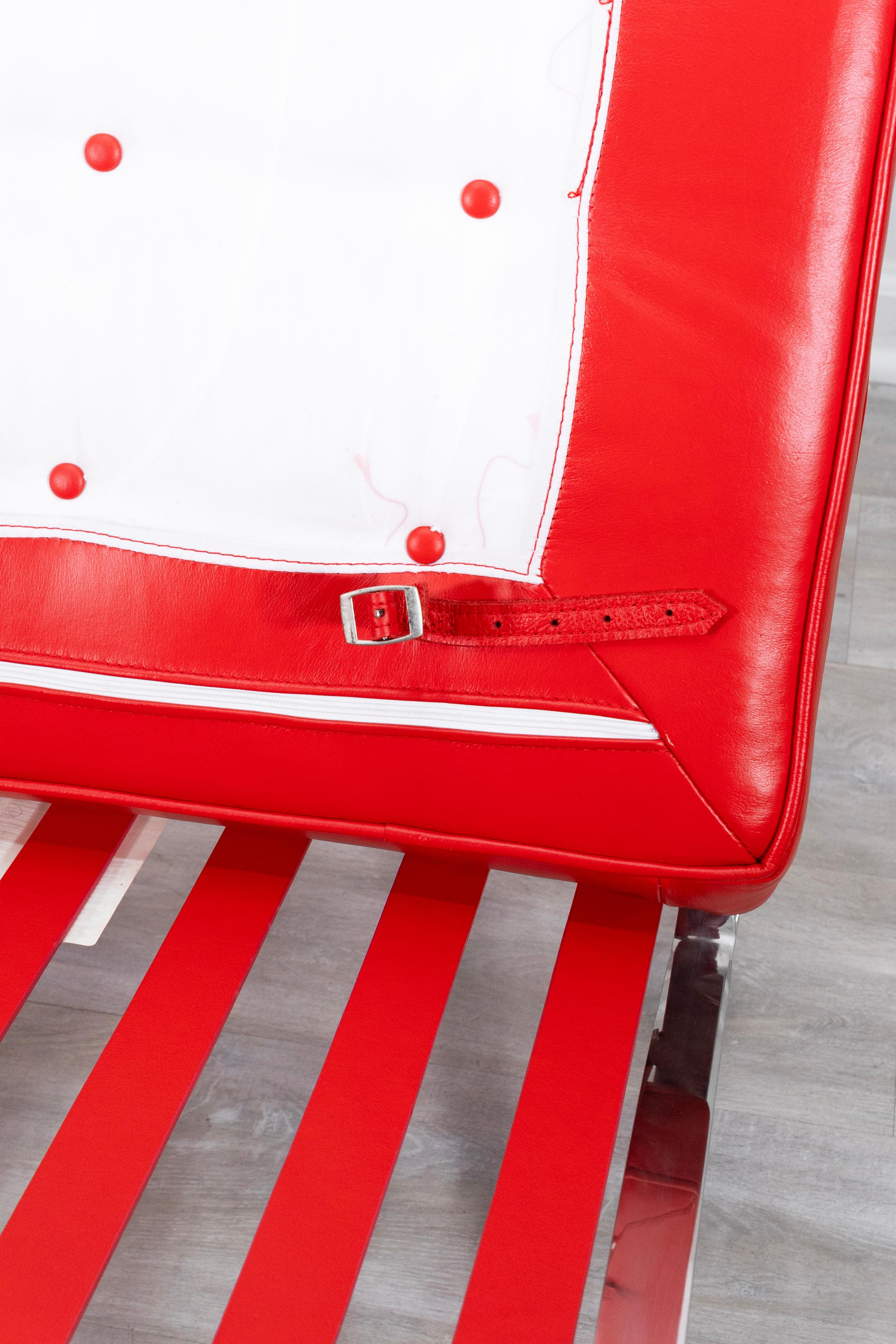 Coppia di sedie da salotto in stile contemporaneo in pelle rossa Ferrari e cromo in vendita 2