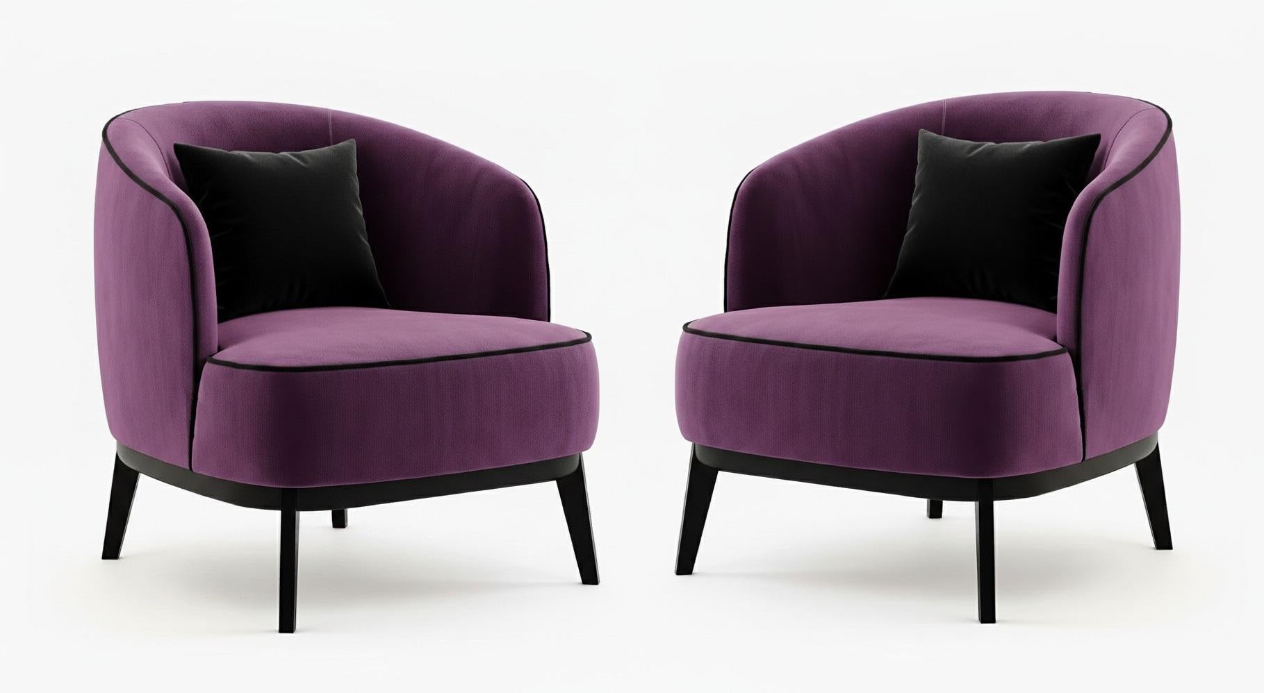 Ein raffiniertes Paar Loungesessel, das die sinnlichen Kurven des modernen Designs mit der raffinierten Geometrie des Art déco verbindet. Jeder Stuhl ist mit plüschigem amethystfarbenen Samt gepolstert, der durch kontrastierende schwarze Keder