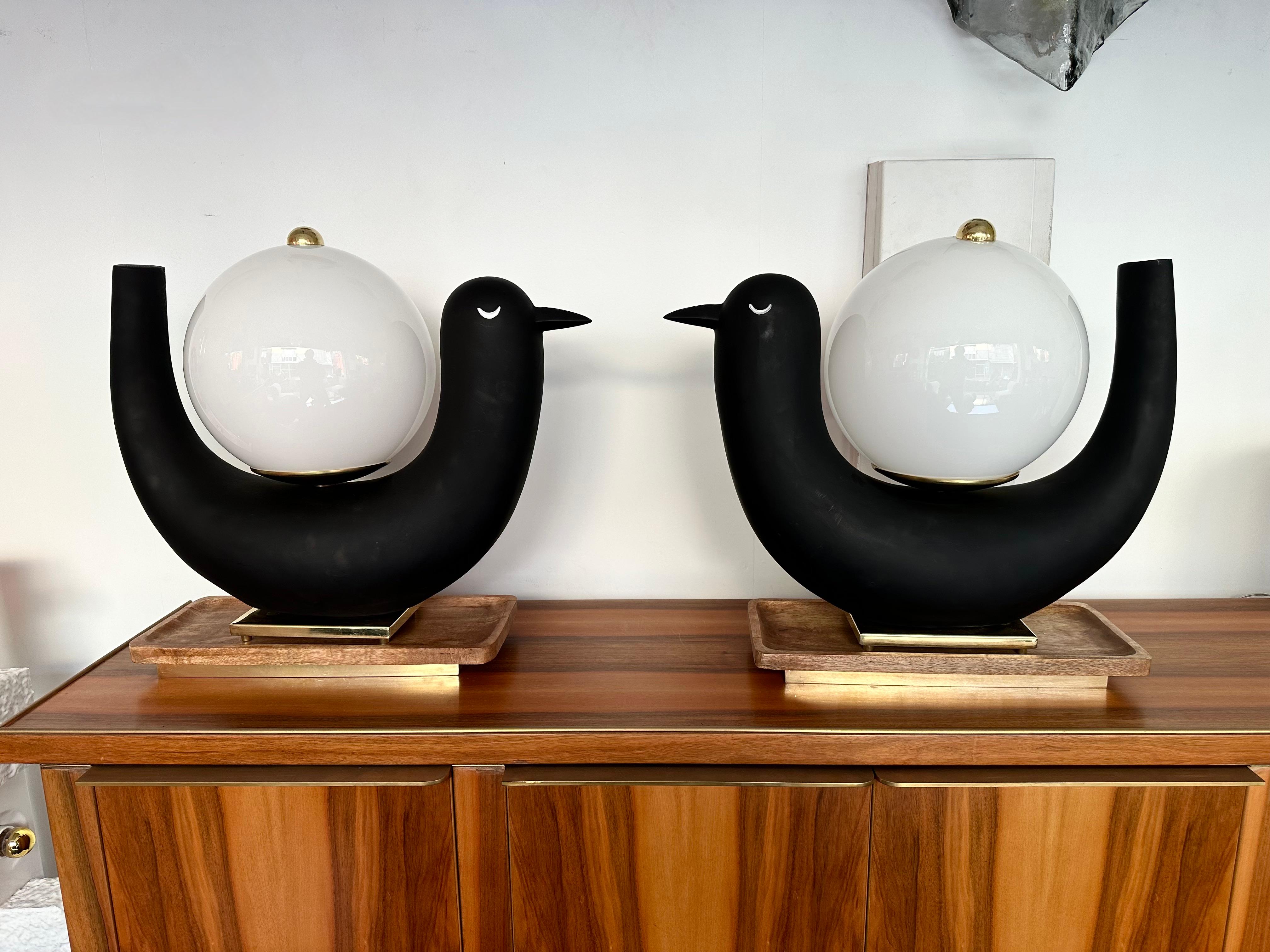 italien Paire de lampes-oiseaux contemporaines Verre opalin de Murano Laiton et Wood, Italie en vente