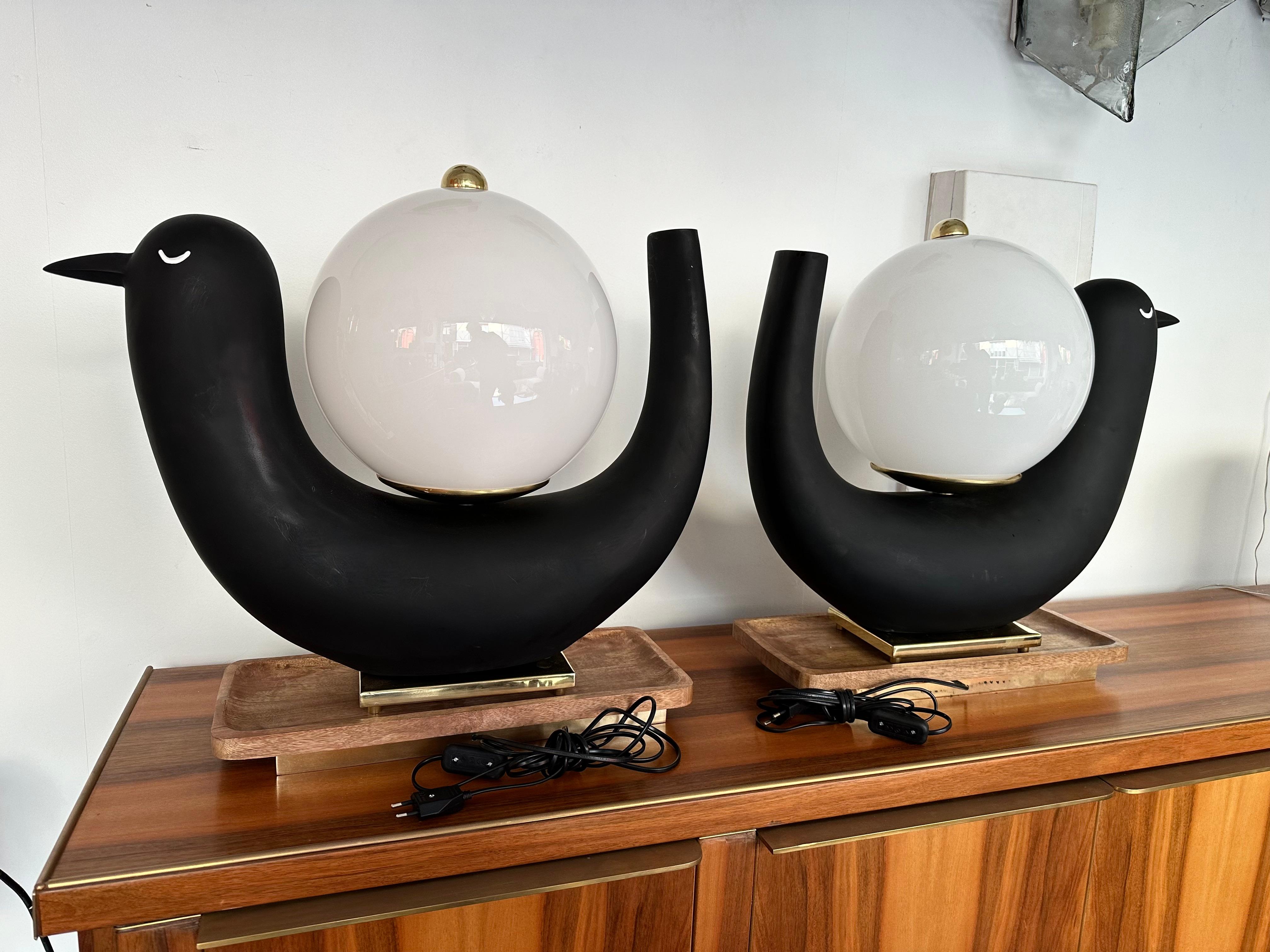 Paire de lampes-oiseaux contemporaines Verre opalin de Murano Laiton et Wood, Italie en vente 2
