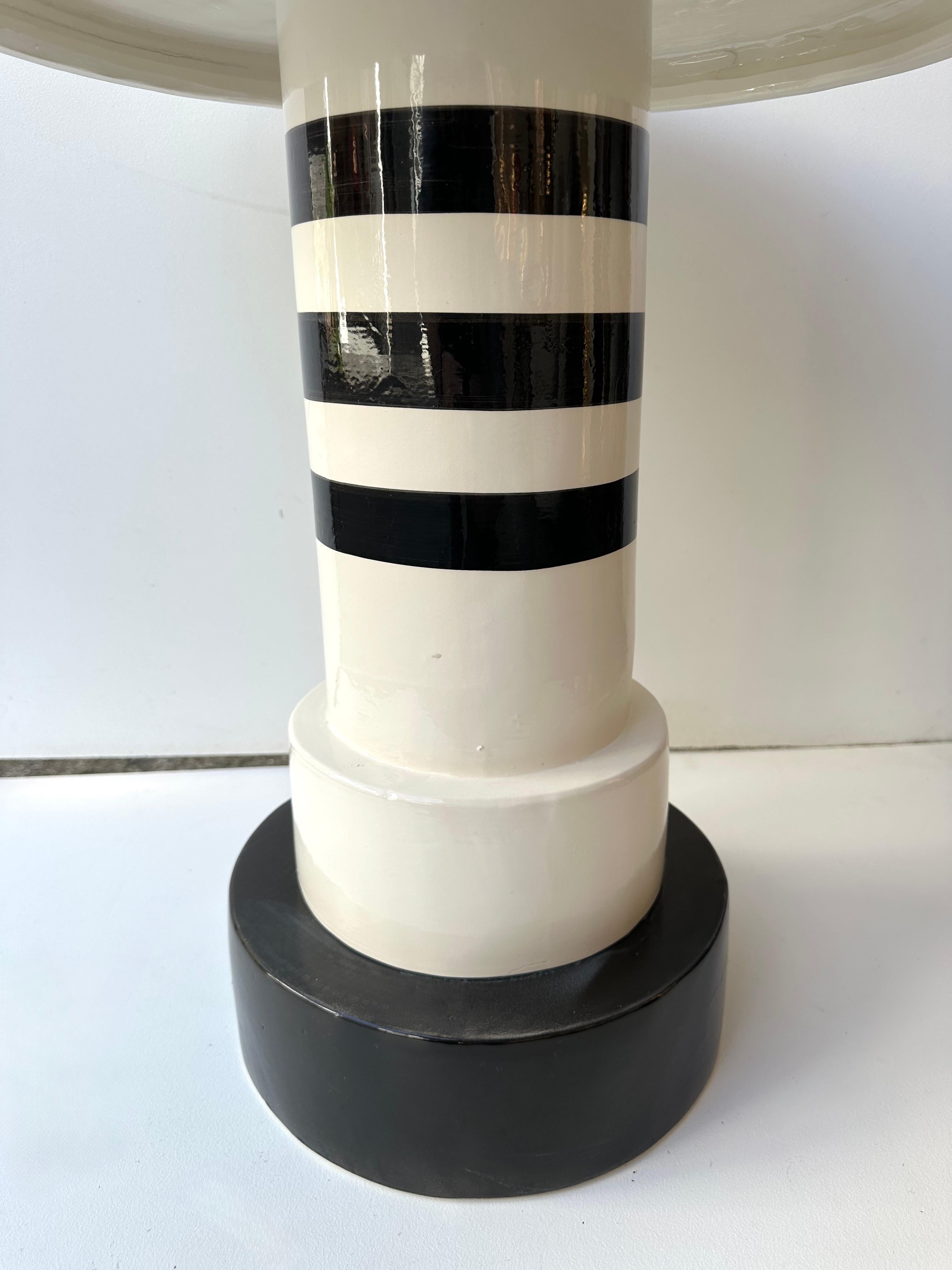 Coppia contemporanea di tavolini in ceramica a righe bianche e nere. Italia in vendita 3