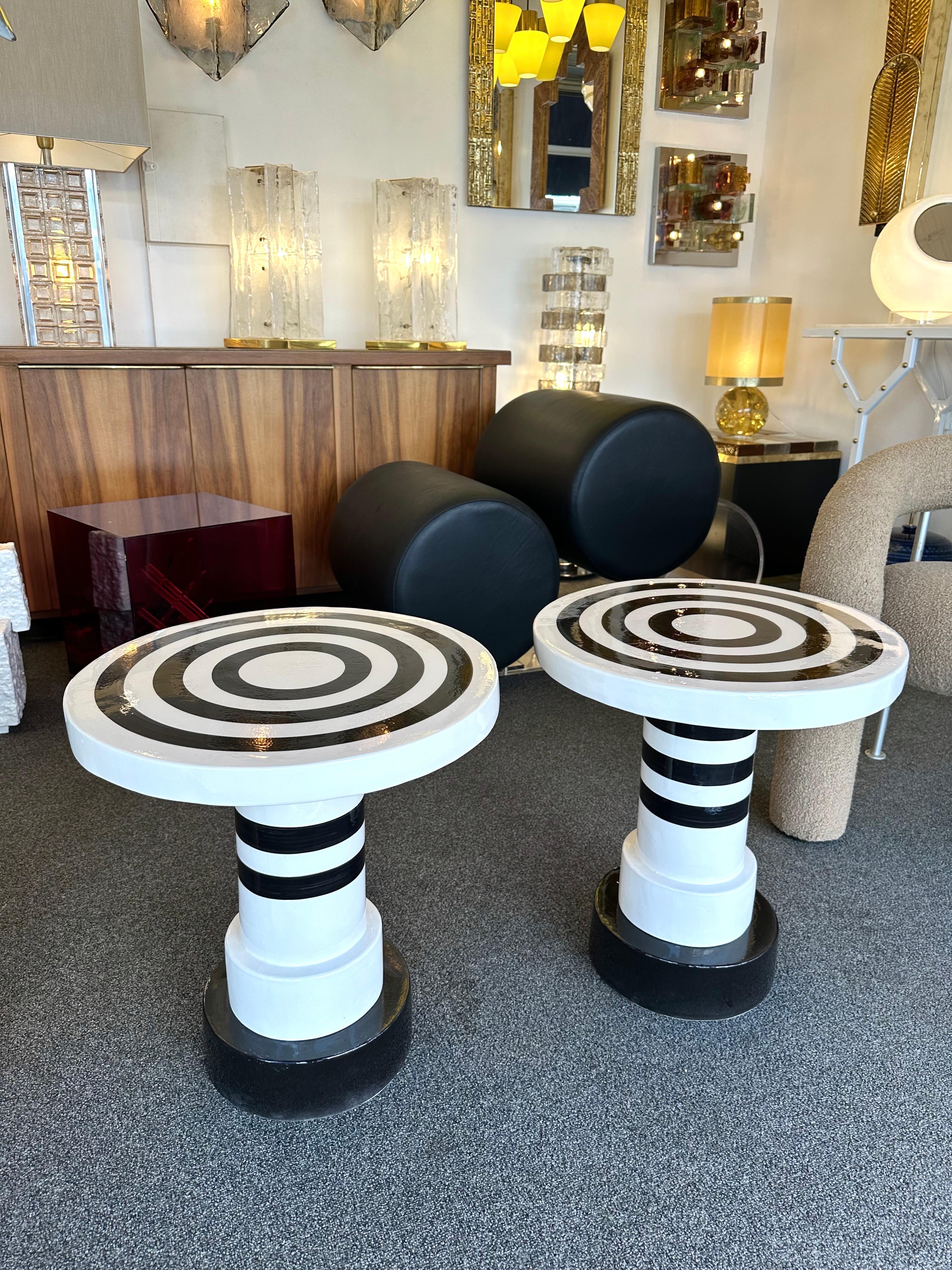 Coppia contemporanea di tavolini in ceramica a righe bianche e nere. Italia in vendita 5