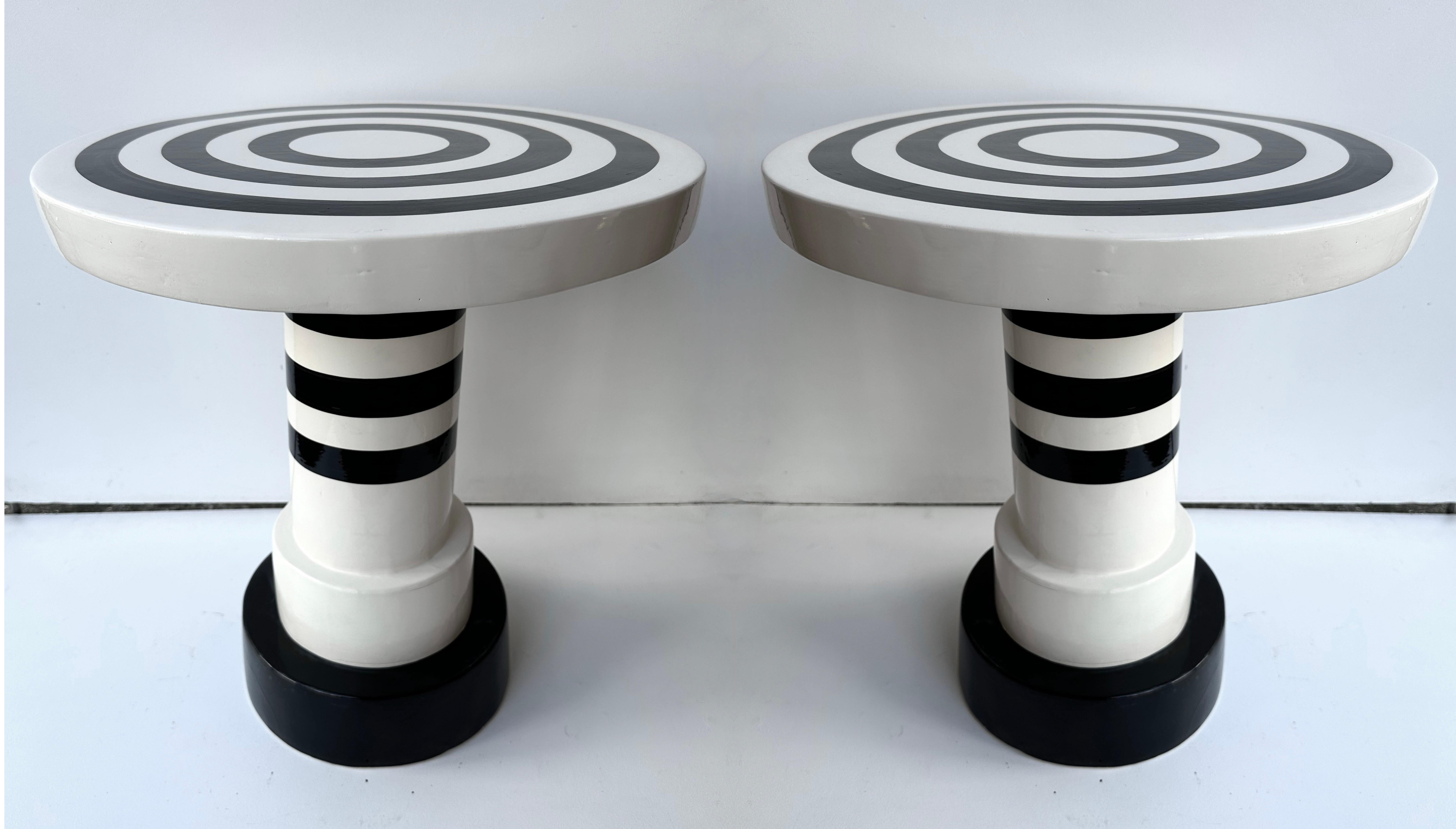Coppia contemporanea di tavolini in ceramica a righe bianche e nere. Italia in vendita 6