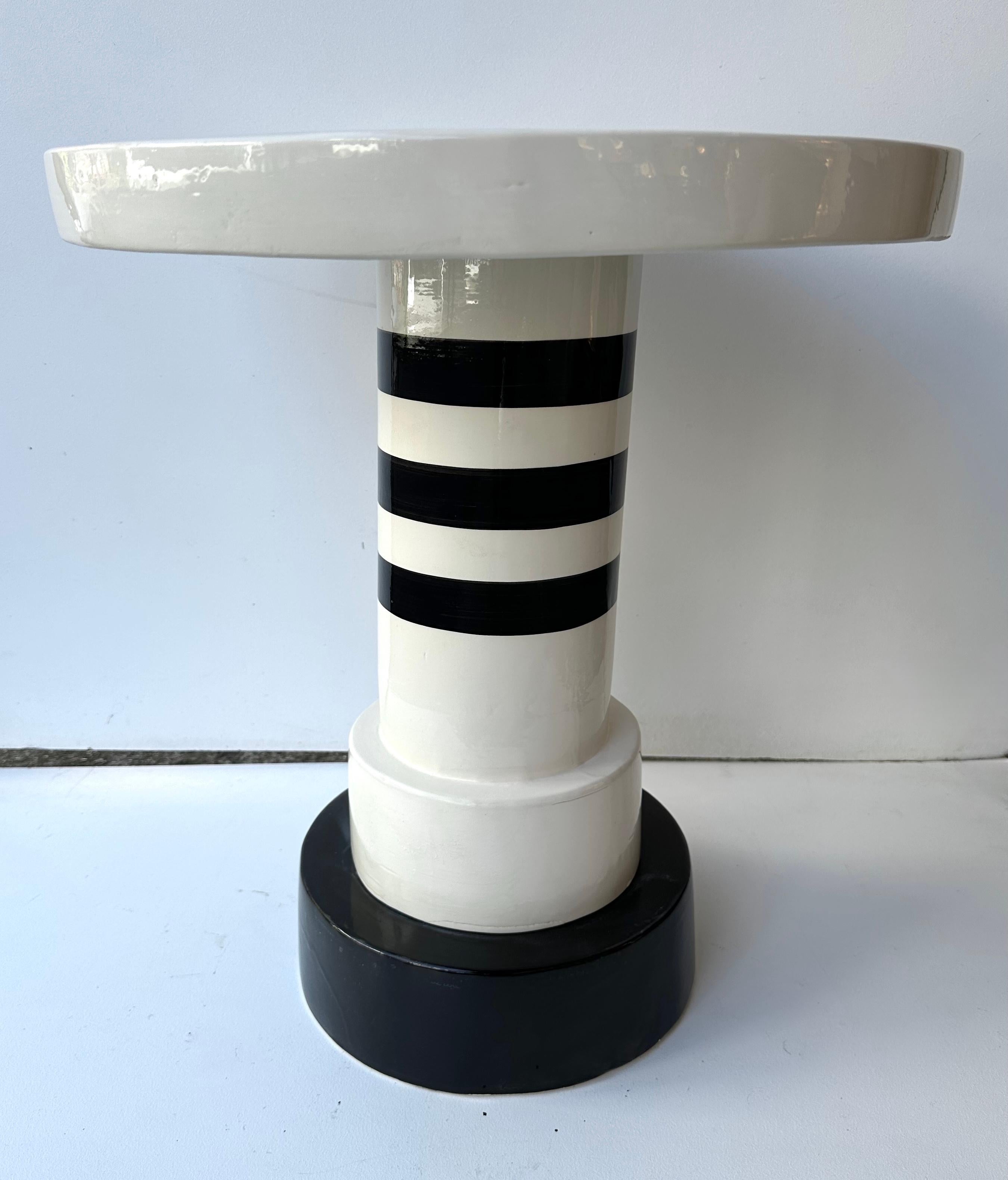 Coppia di tavolini o comodini in ceramica a righe bianche e nere in terracotta. Piccole imperfezioni dovute al lavoro artigianale fatto a mano. In the mood of Mid-Century Modern, Mario Botta, Memphis group 1980s, Sottsass for Bitossi, Werner