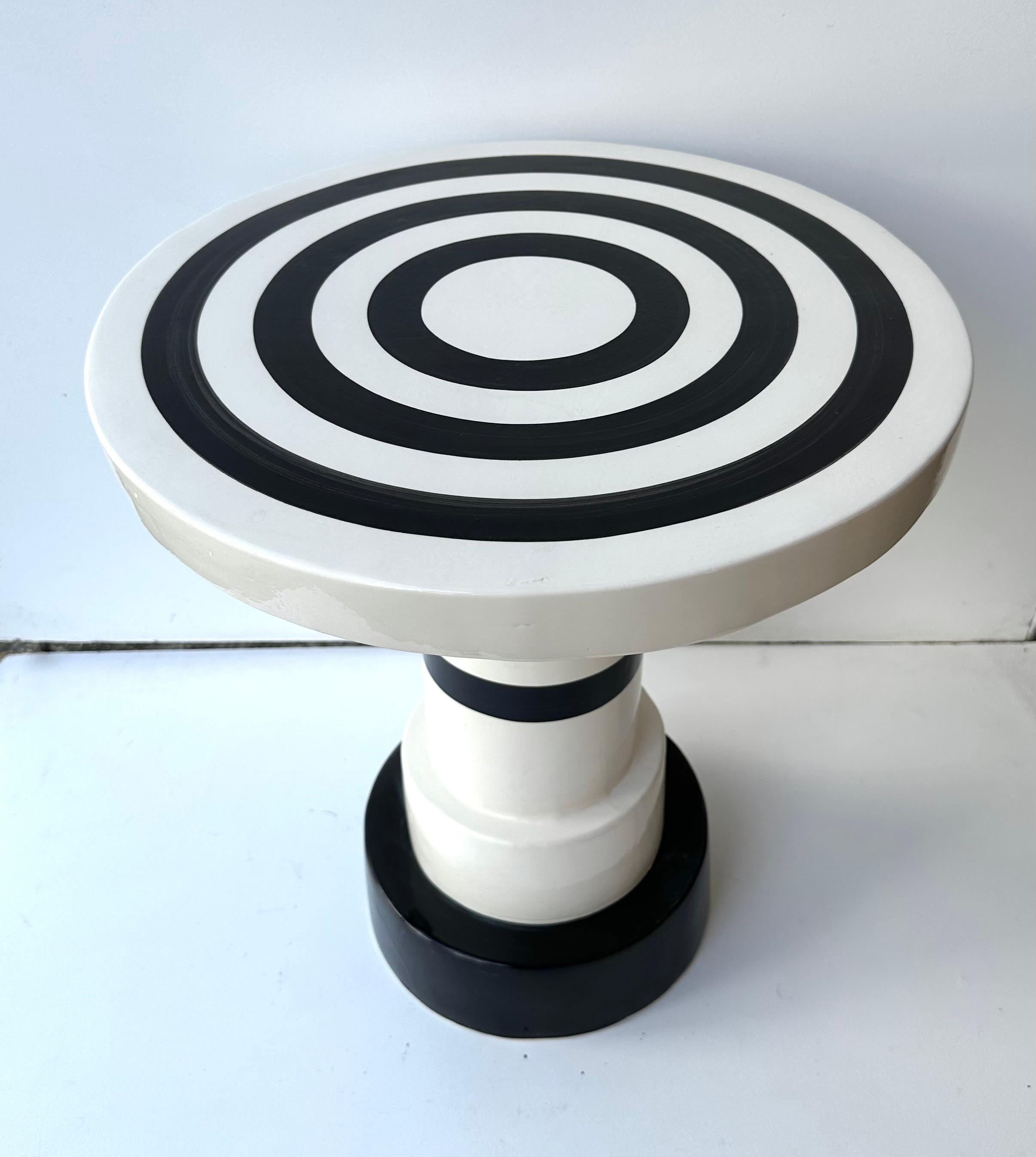 Mid-Century moderno Coppia contemporanea di tavolini in ceramica a righe bianche e nere. Italia in vendita