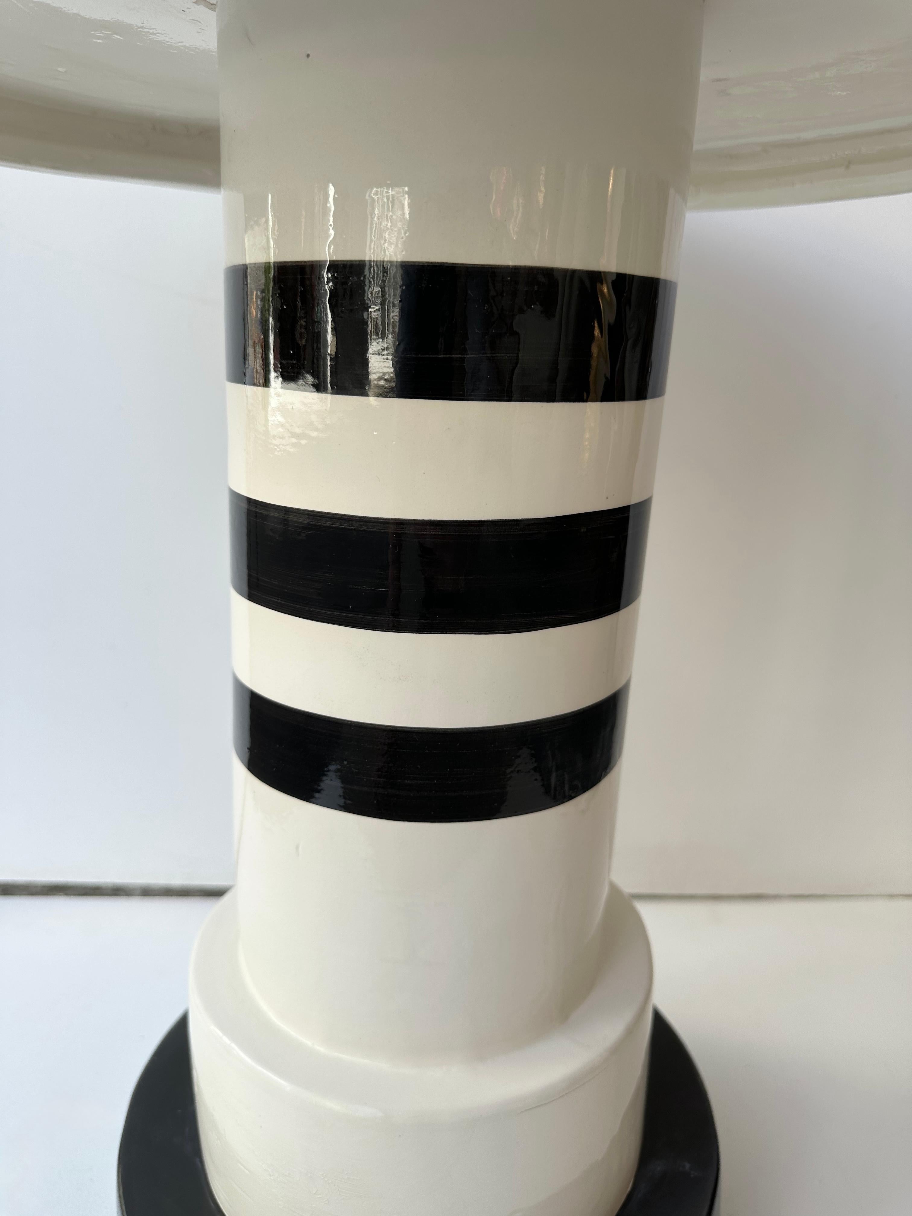 Italiano Coppia contemporanea di tavolini in ceramica a righe bianche e nere. Italia in vendita
