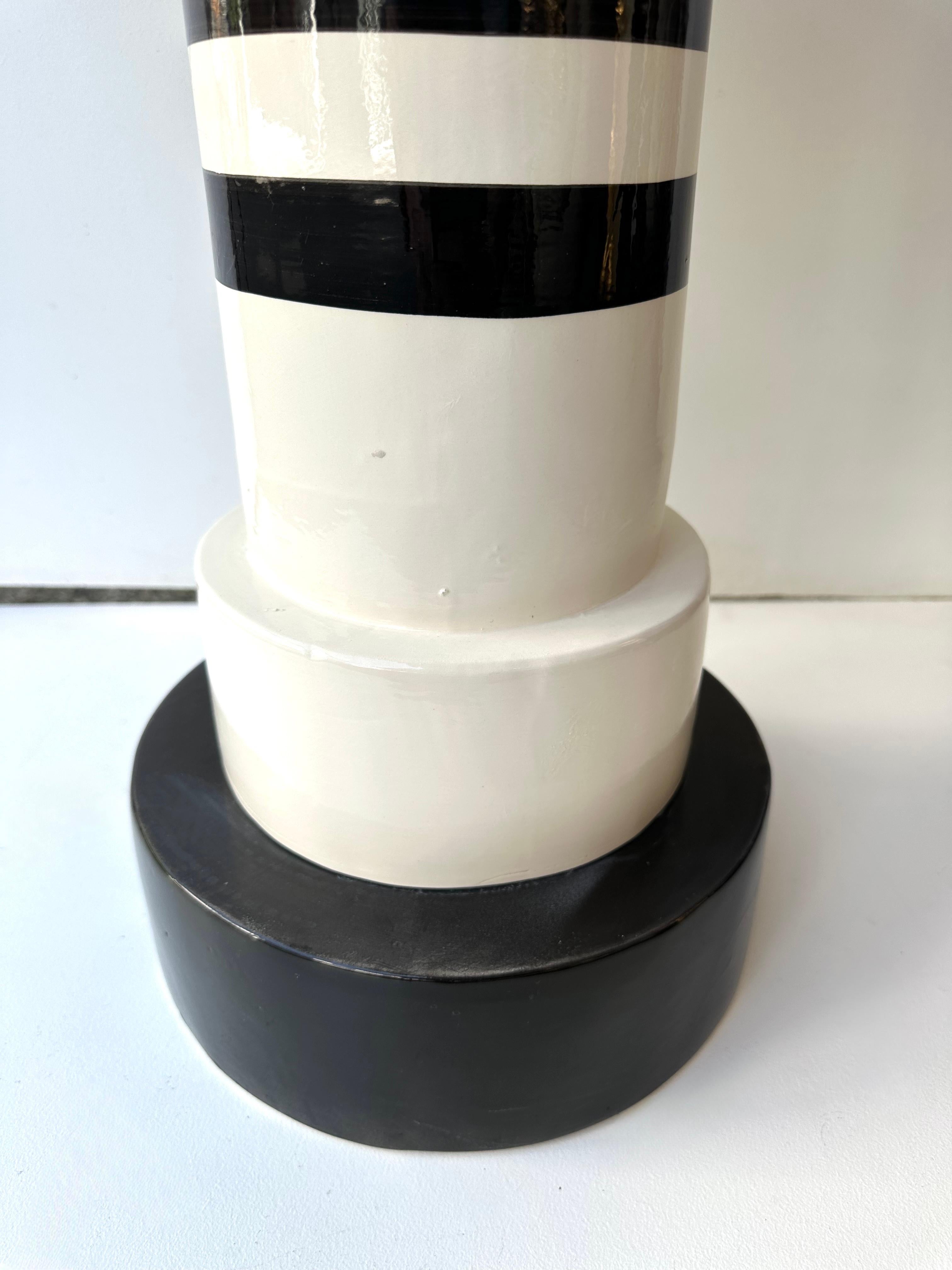 Coppia contemporanea di tavolini in ceramica a righe bianche e nere. Italia In condizioni Nuovo in vendita a SAINT-OUEN, FR