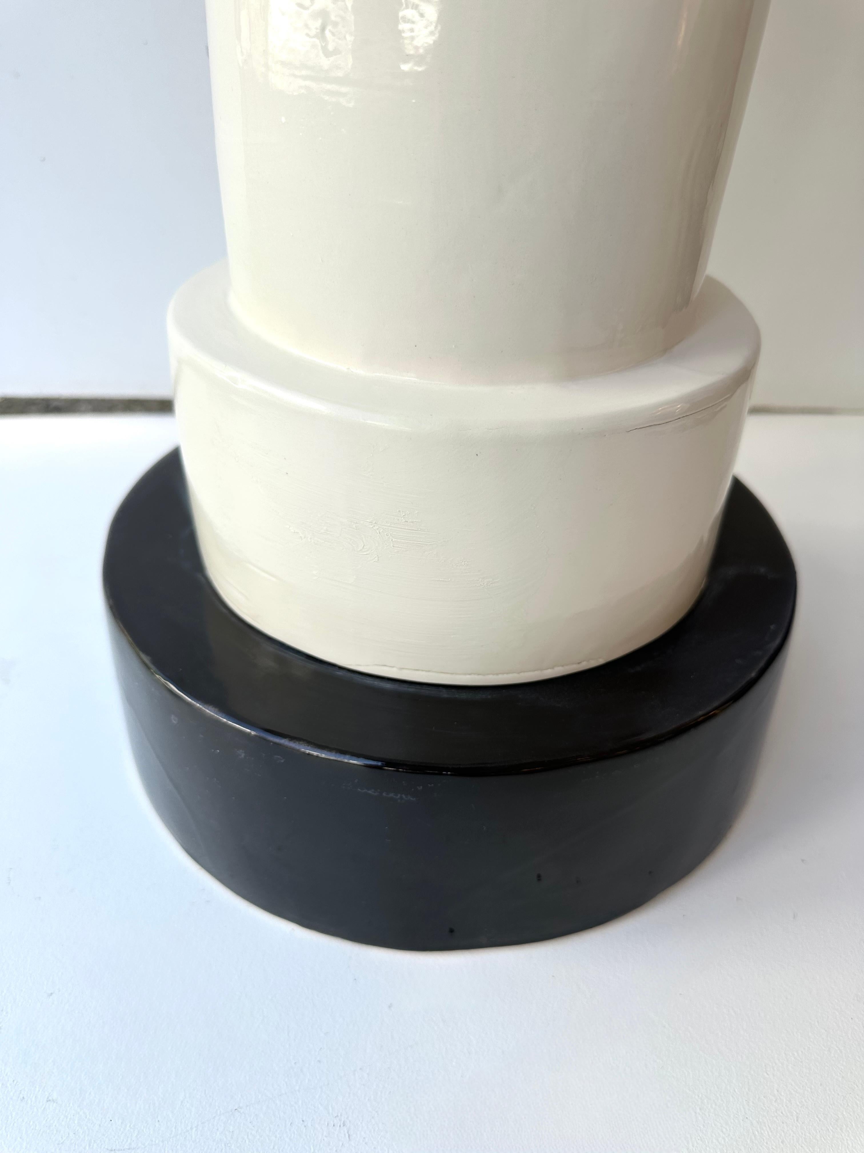 Ceramica Coppia contemporanea di tavolini in ceramica a righe bianche e nere. Italia in vendita
