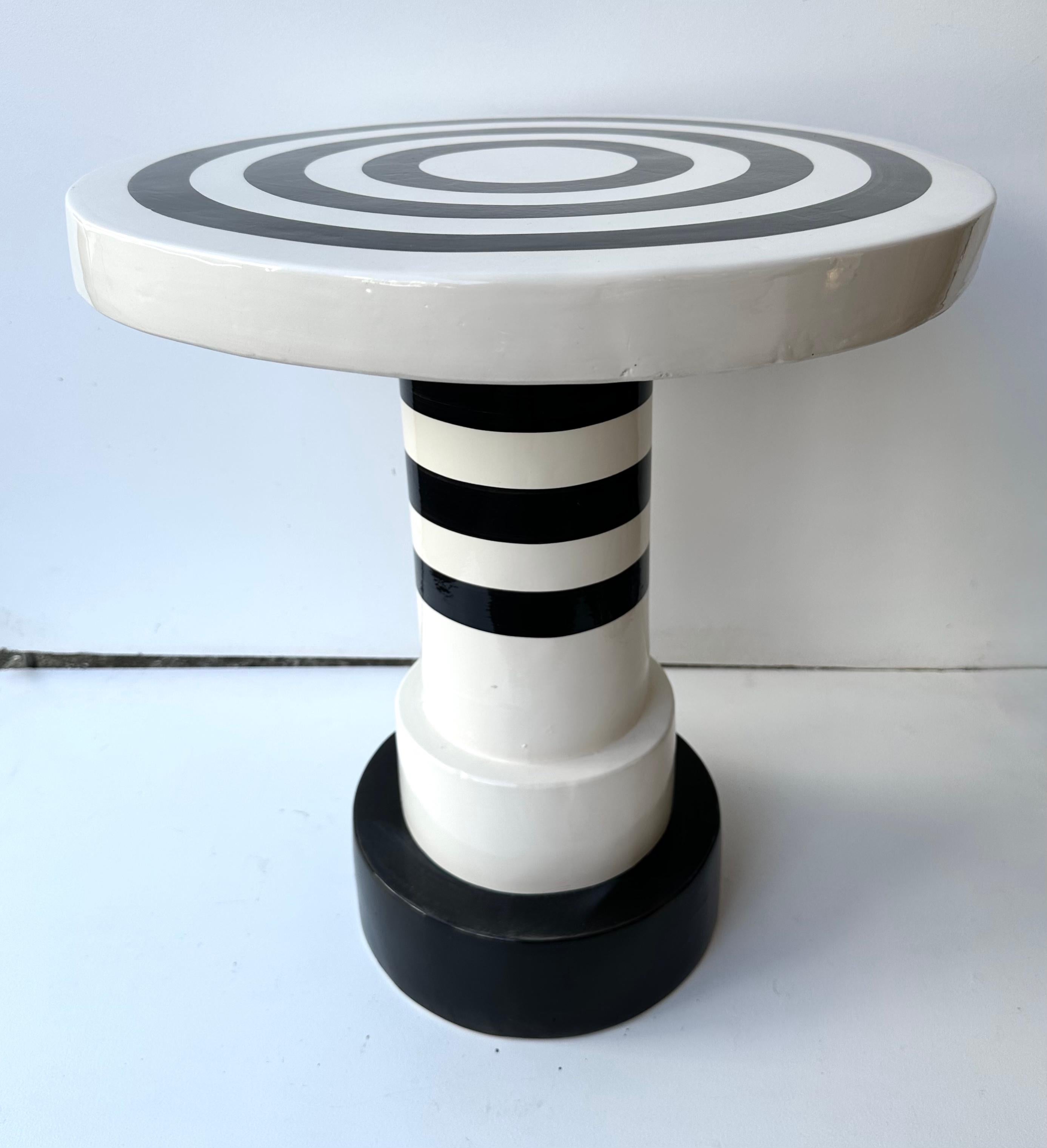 Coppia contemporanea di tavolini in ceramica a righe bianche e nere. Italia in vendita 1