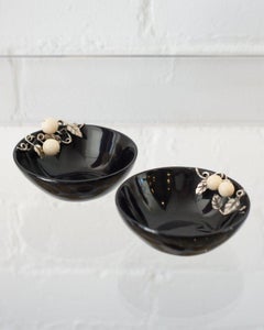 Zeitgenössisches Paar Schalen aus schwarzem Horn mit Blättern und Beeren aus Sterlingsilber