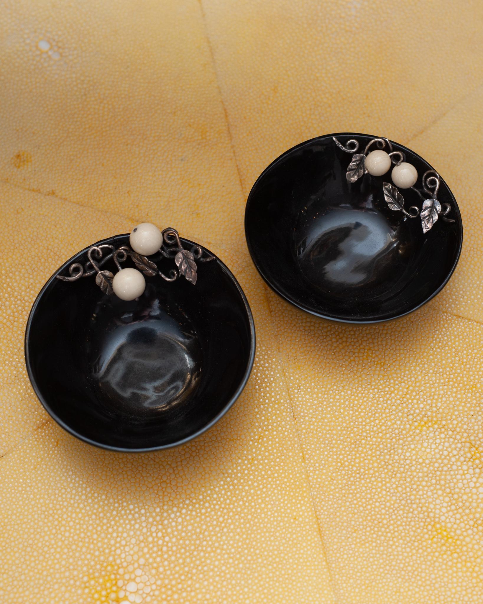 Contemporary Pair of Black Horn Bowls with Sterling Silver Leaves and Berries In New Condition For Sale In Toronto, ON