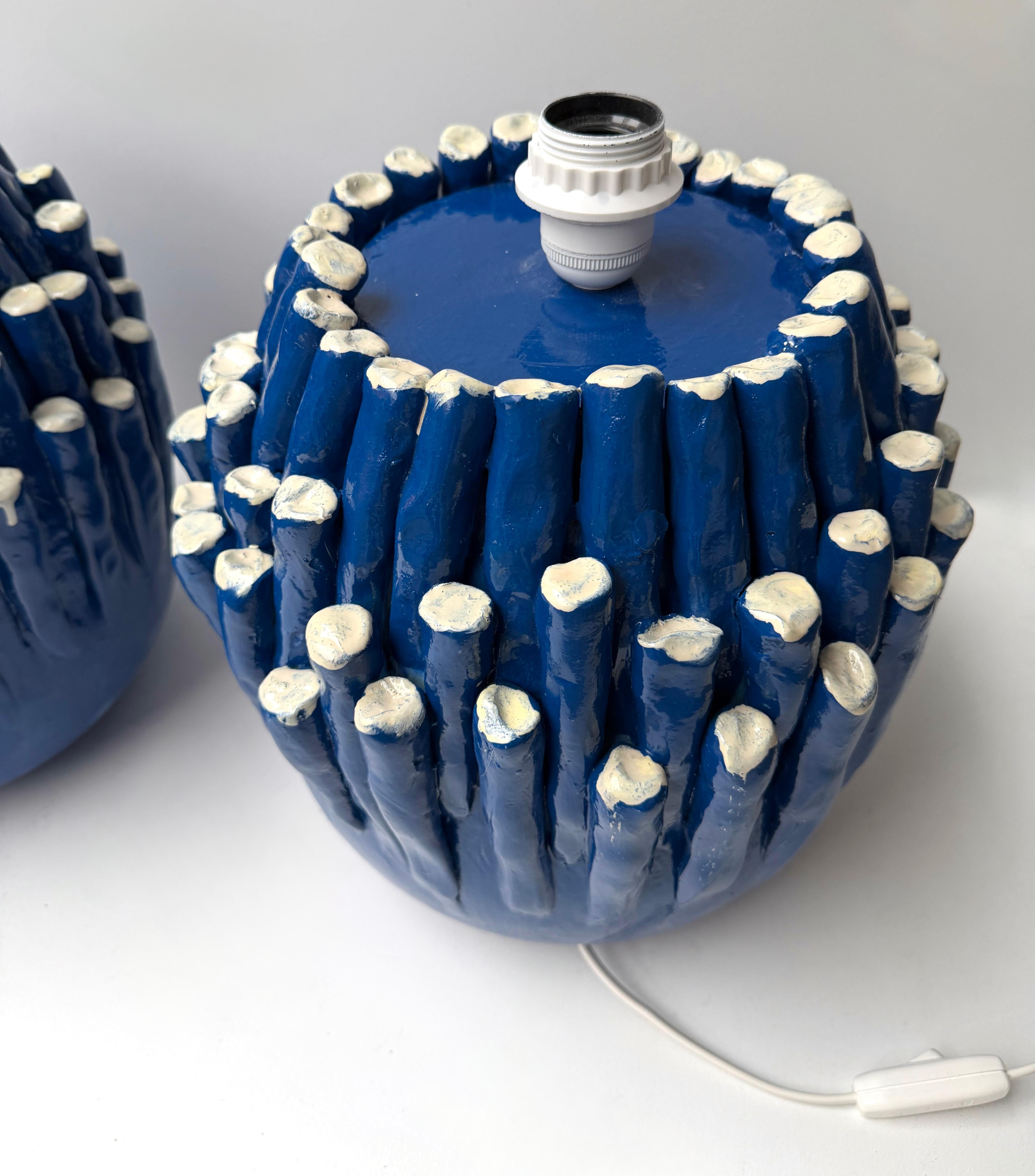 Pareja contemporánea de lámparas de cerámica con anémonas azules. Italia en venta 3