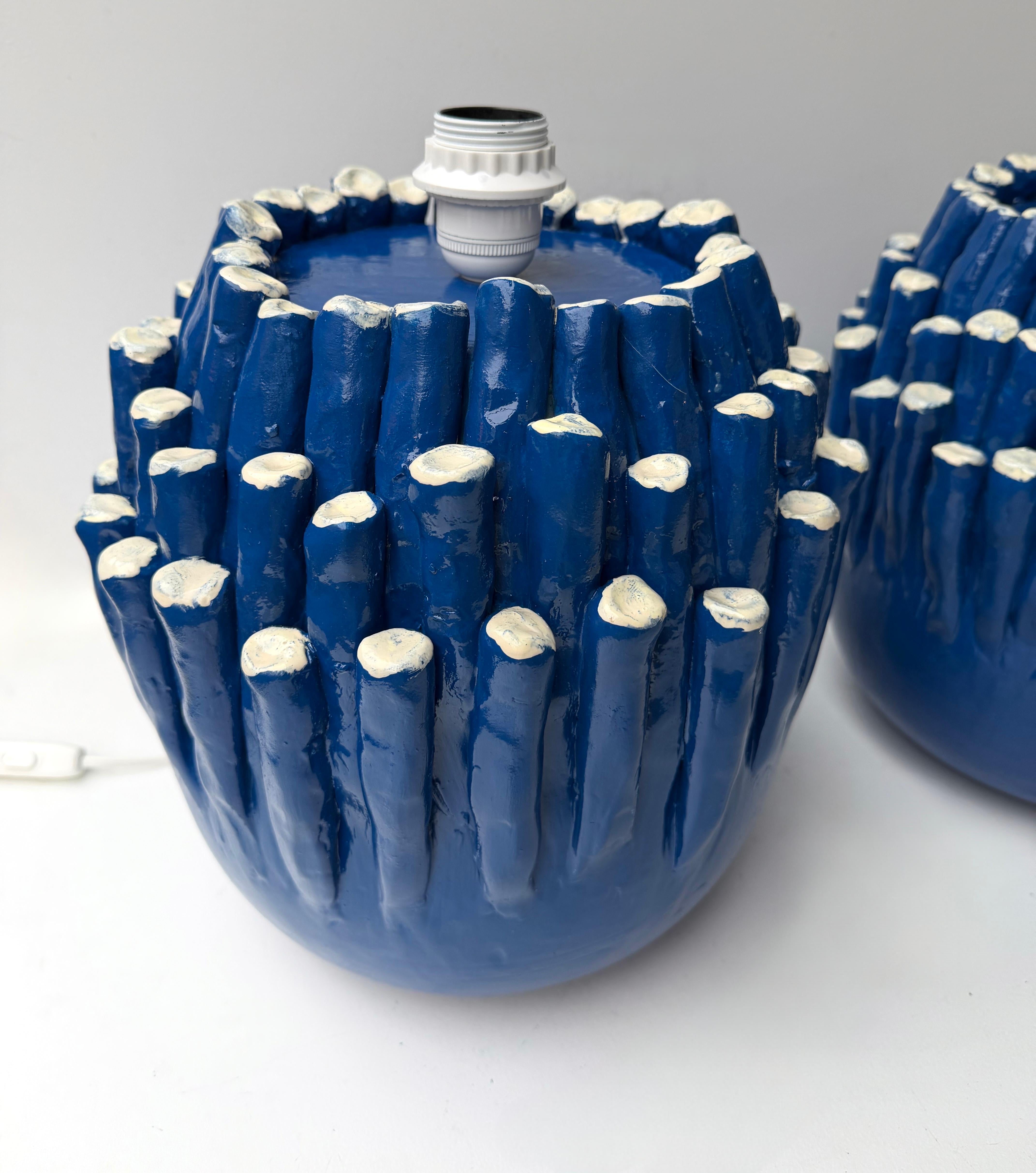 Pareja contemporánea de lámparas de cerámica con anémonas azules. Italia en venta 4
