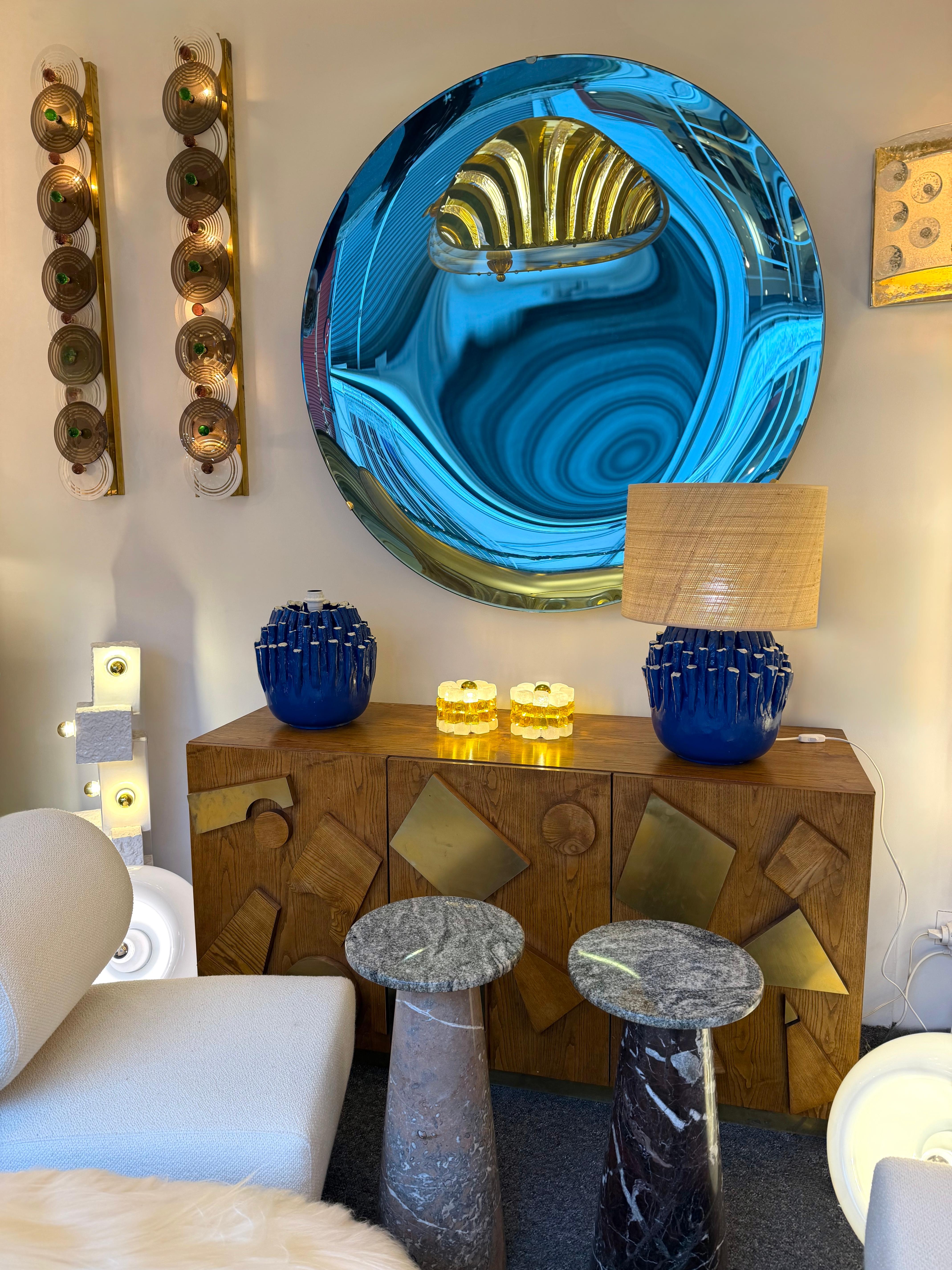 Pareja contemporánea de lámparas de cerámica con anémonas azules. Italia en venta 5