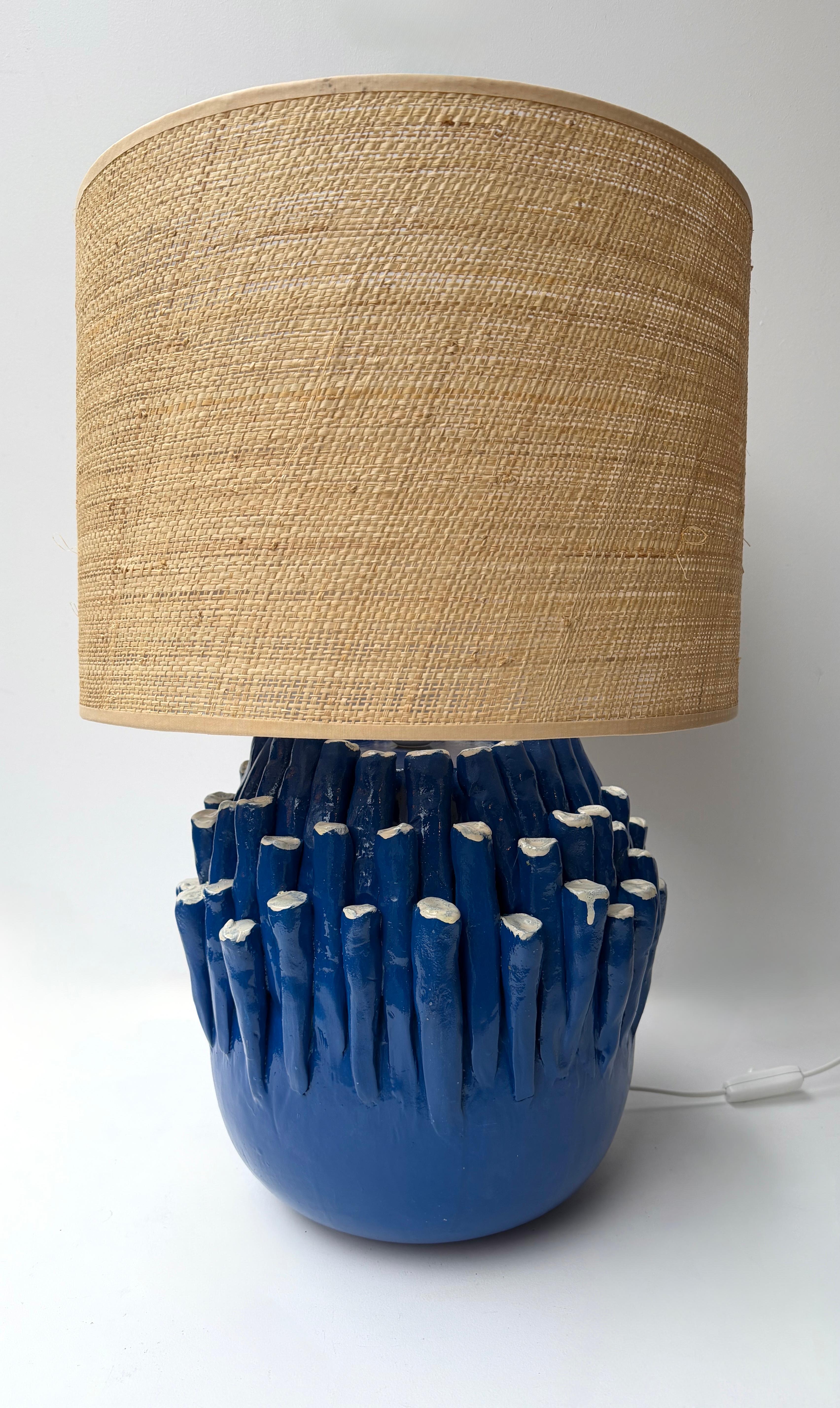 Pareja de lámparas de sobremesa o de mesilla de noche de cerámica de terracota azul y blanca con anémonas. Obra contemporánea de diseño italiano hecha a mano, pequeñas imperfecciones debidas a la fabricación artesanal.

Las pantallas de demostración