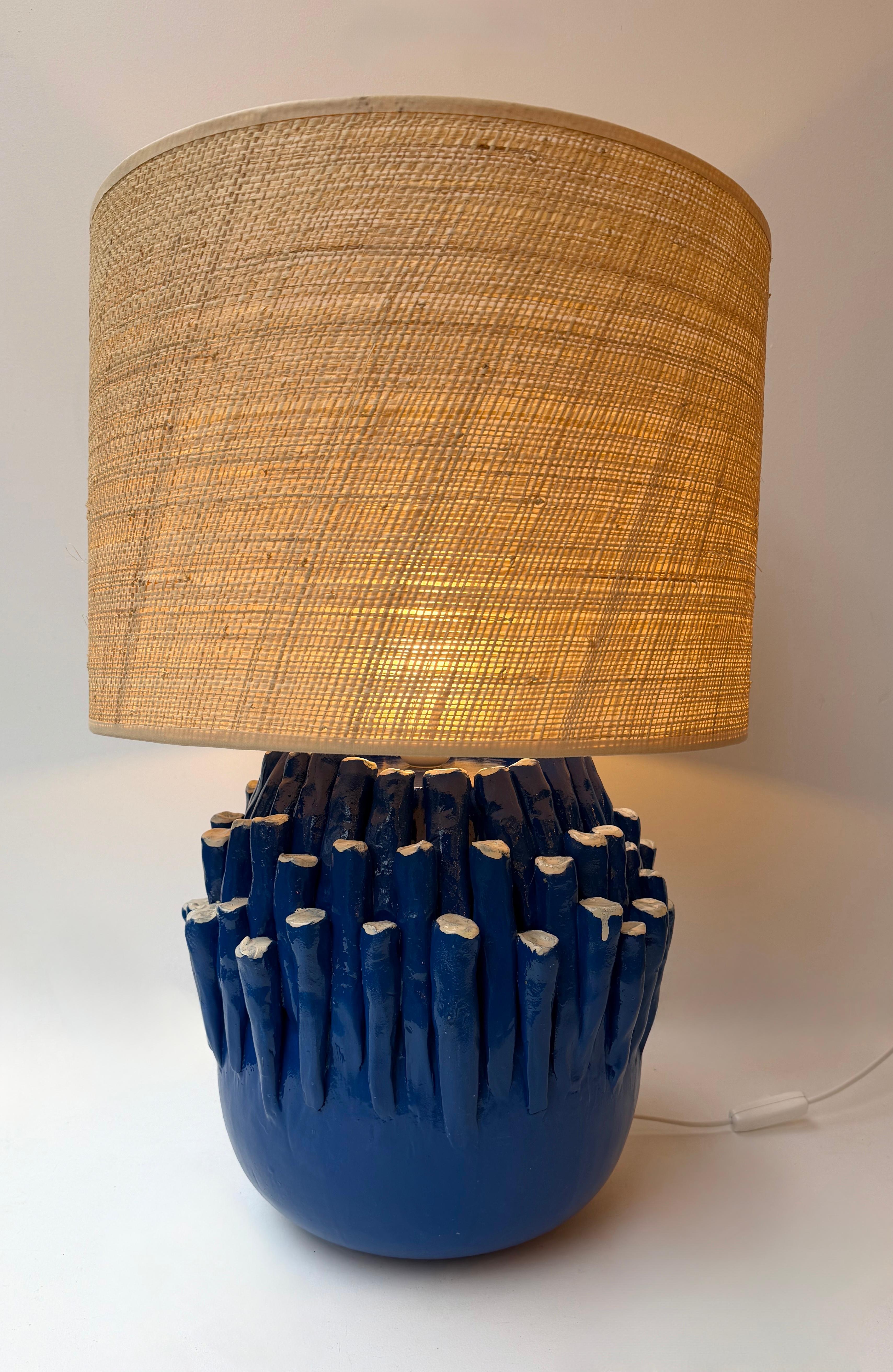 Pareja contemporánea de lámparas de cerámica con anémonas azules. Italia Moderno de mediados de siglo en venta