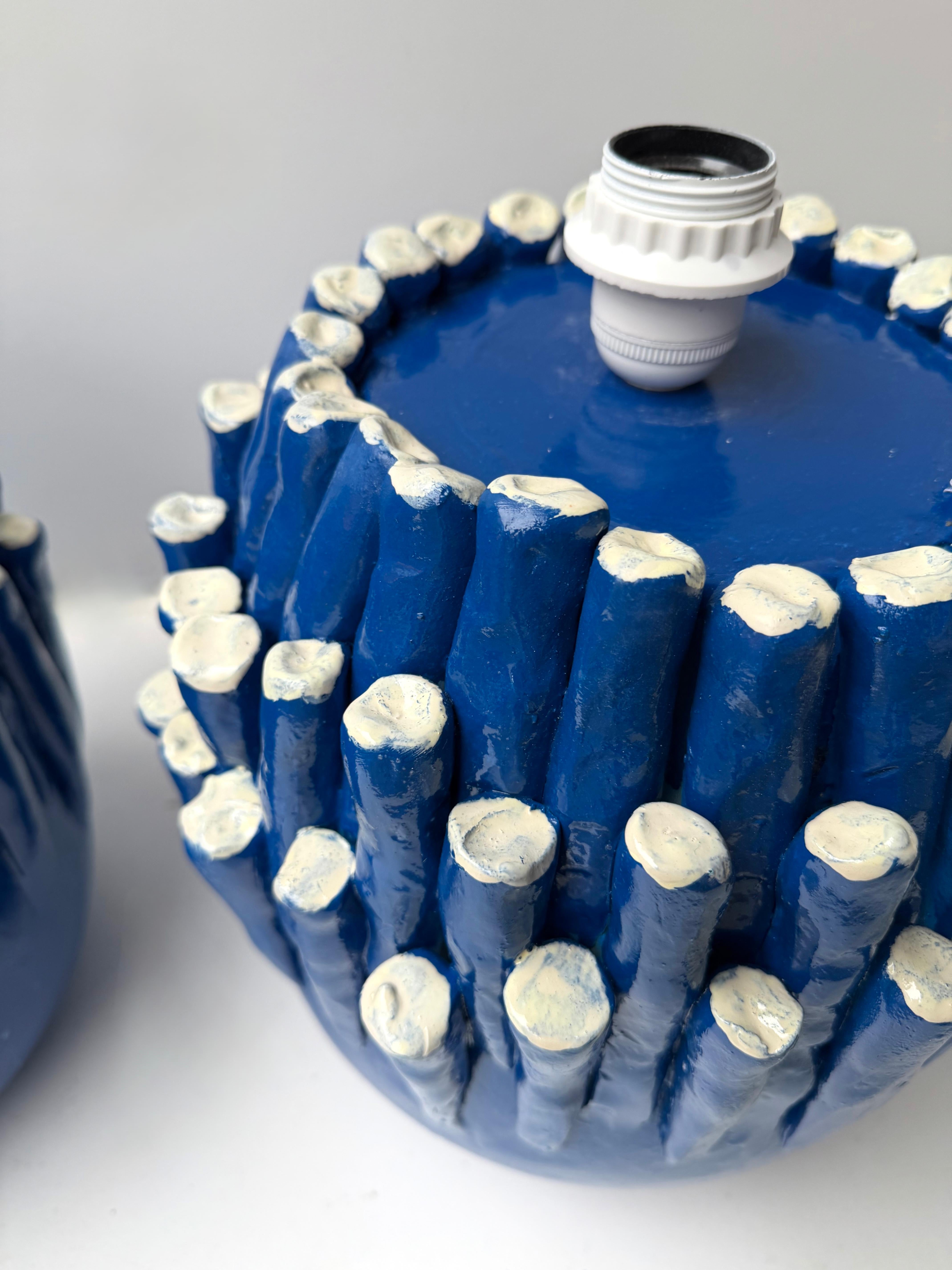 Pareja contemporánea de lámparas de cerámica con anémonas azules. Italia Cerámico en venta