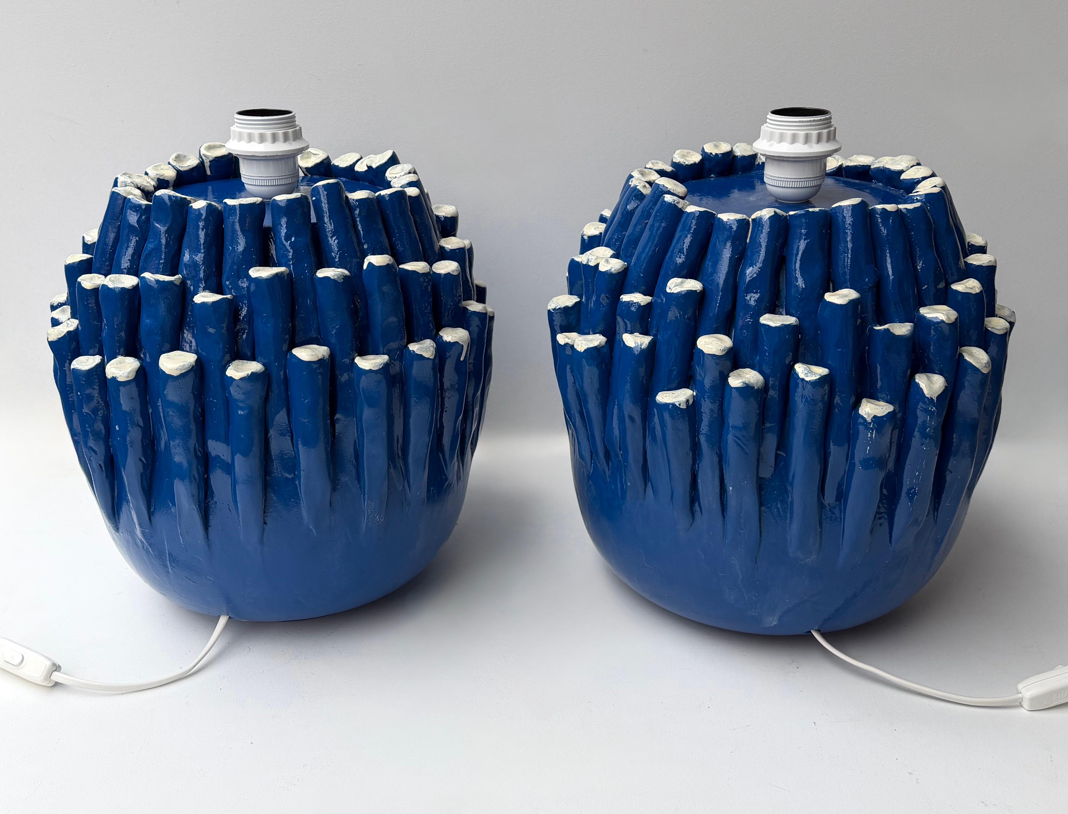 Pareja contemporánea de lámparas de cerámica con anémonas azules. Italia en venta 2
