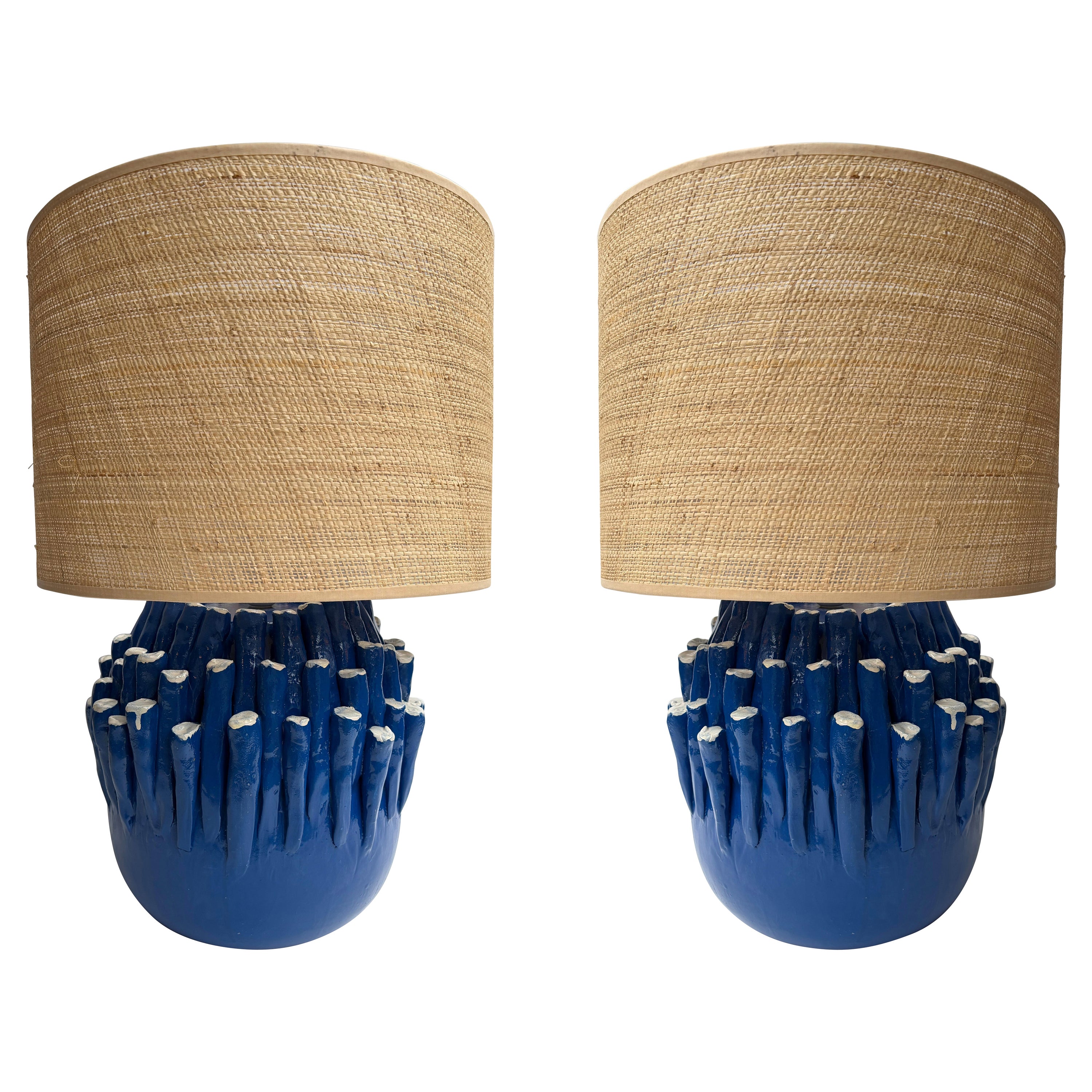Pareja contemporánea de lámparas de cerámica con anémonas azules. Italia en venta