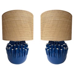 Pareja contemporánea de lámparas de cerámica con anémonas azules. Italia