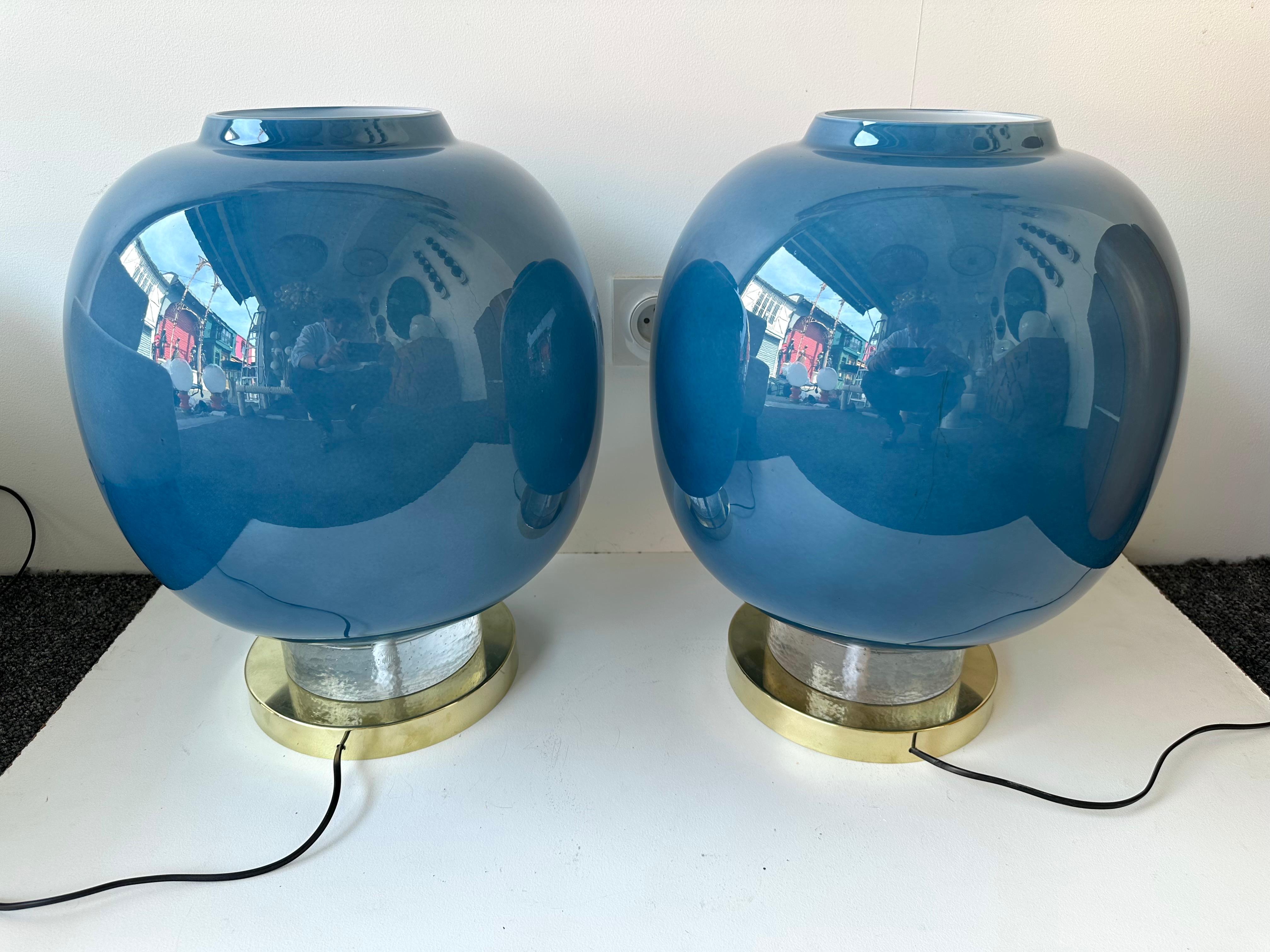 Coppia contemporanea di lampade a lampadina in ottone e vetro di Murano blu, Italia in vendita 3