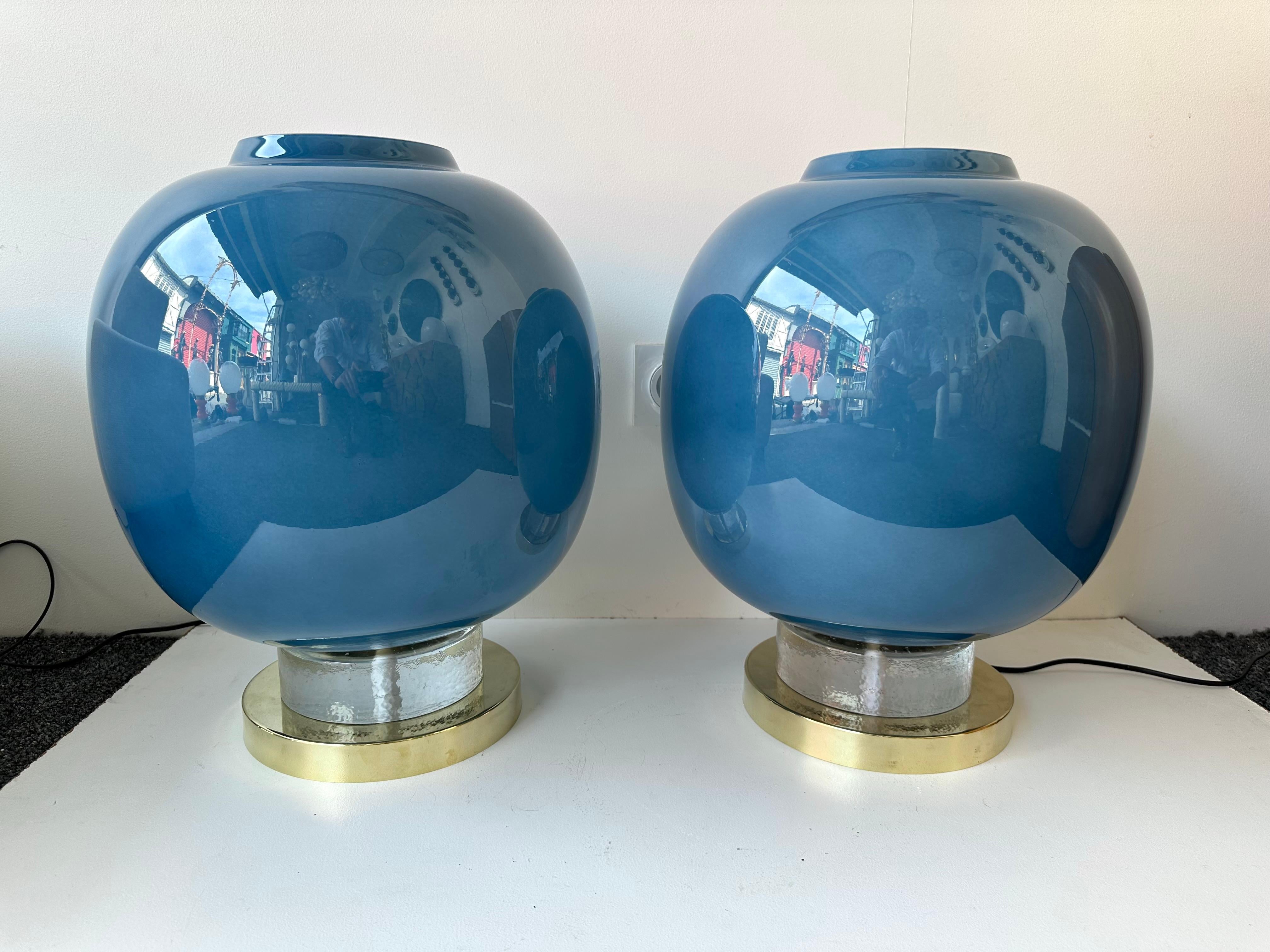 Coppia contemporanea di lampade a lampadina in ottone e vetro di Murano blu, Italia in vendita 4