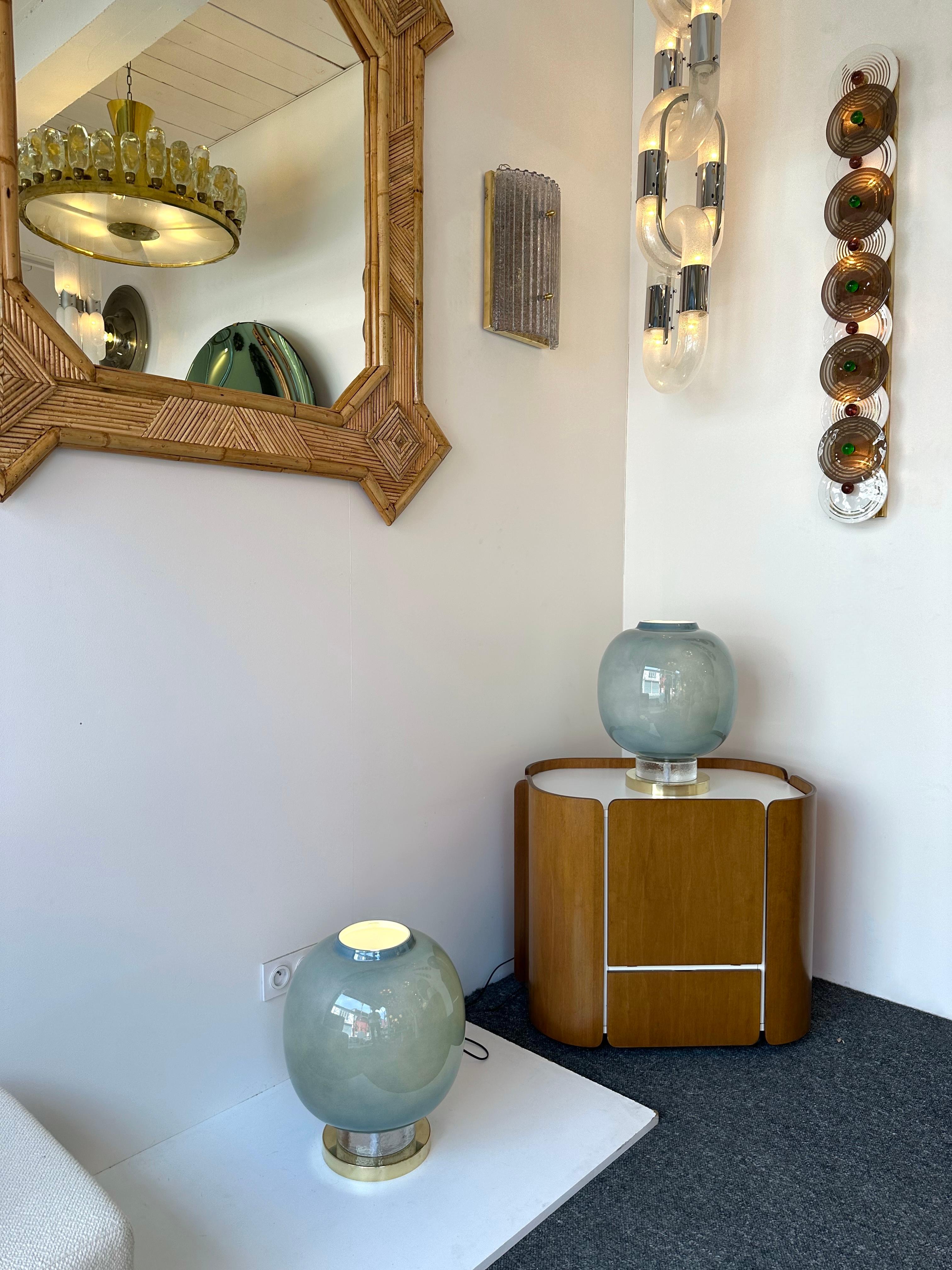 Mid-Century moderno Coppia contemporanea di lampade a lampadina in ottone e vetro di Murano blu, Italia in vendita