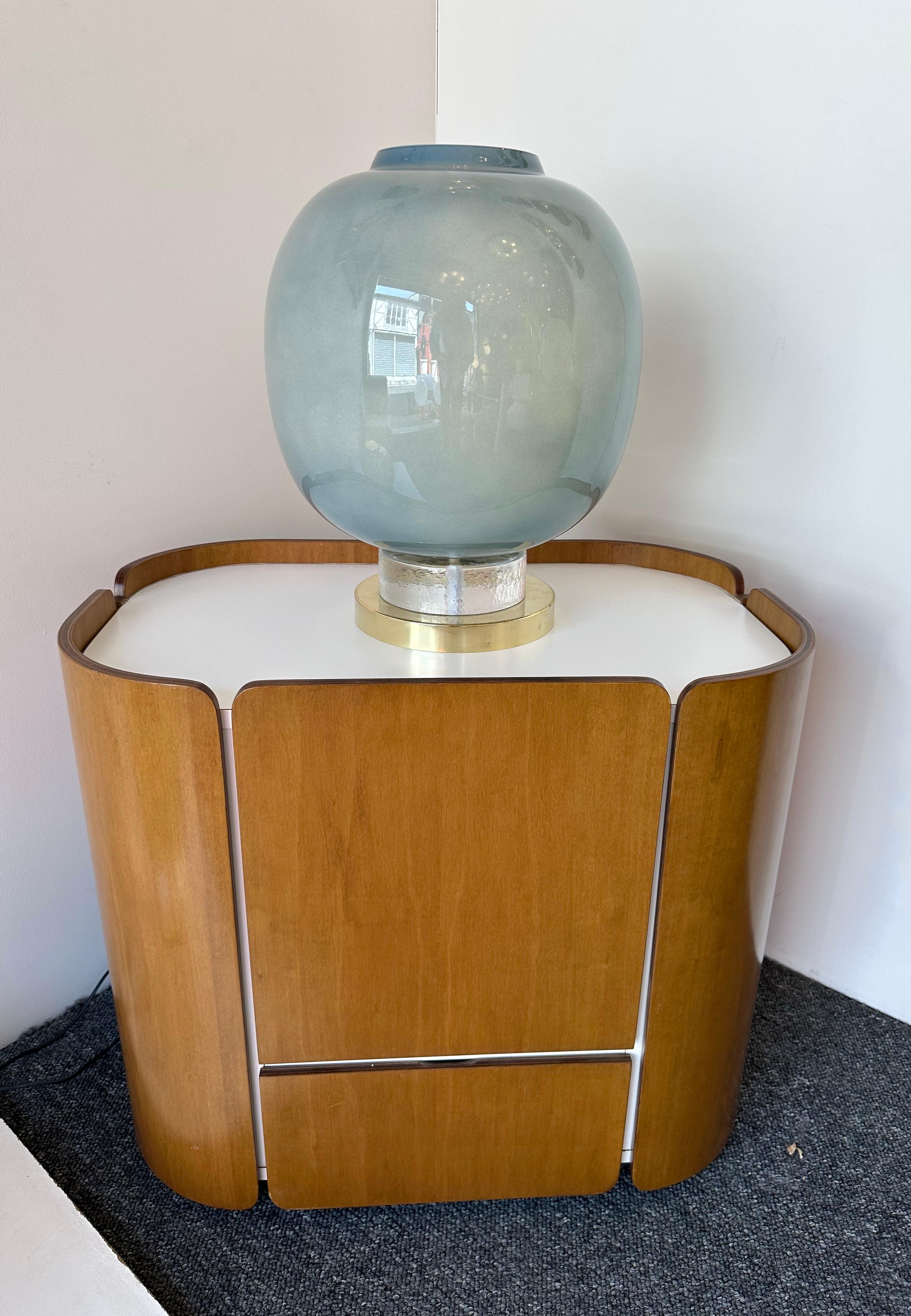 Italiano Coppia contemporanea di lampade a lampadina in ottone e vetro di Murano blu, Italia in vendita