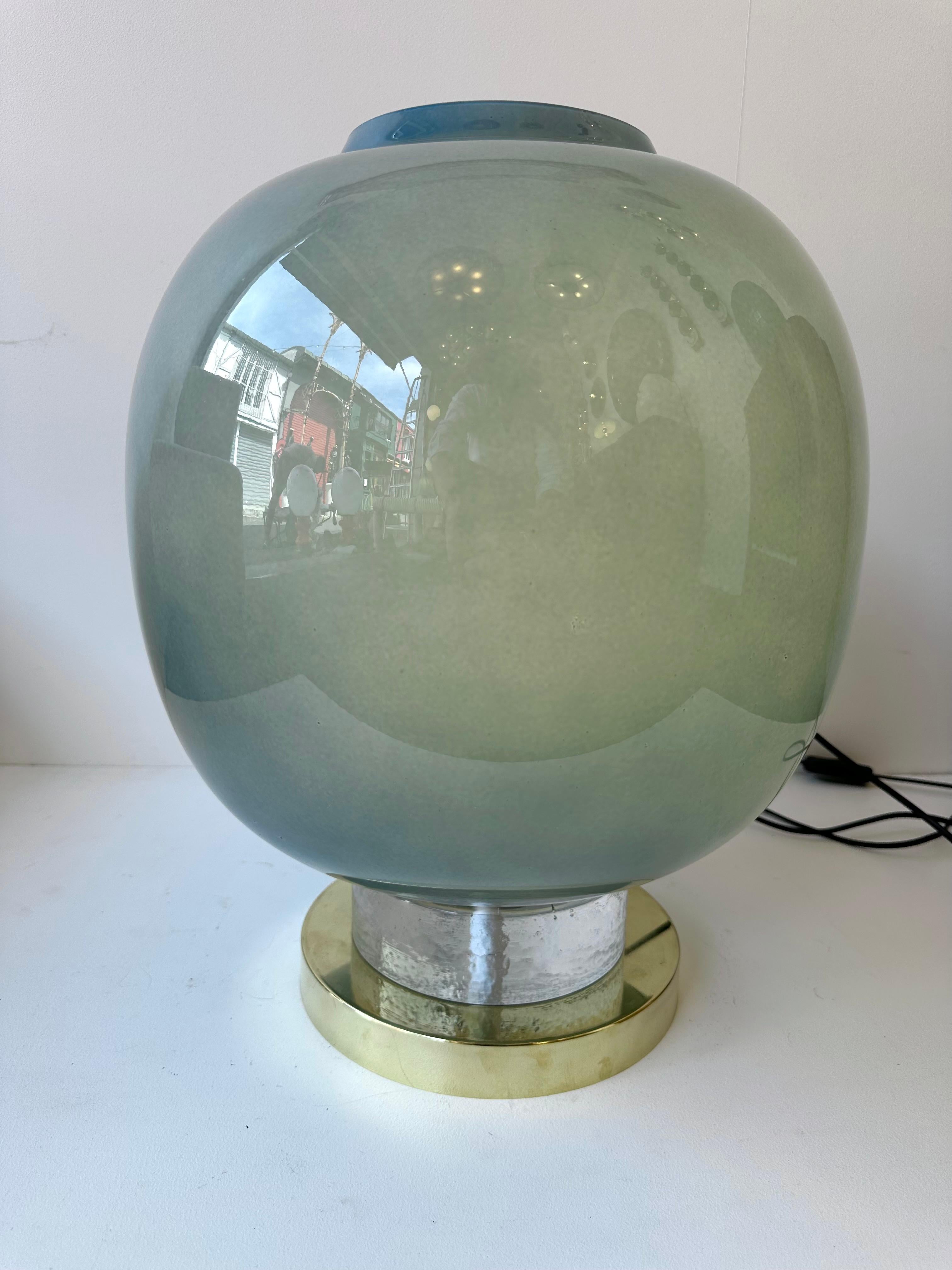 Coppia contemporanea di lampade a lampadina in ottone e vetro di Murano blu, Italia In condizioni buone in vendita a SAINT-OUEN, FR