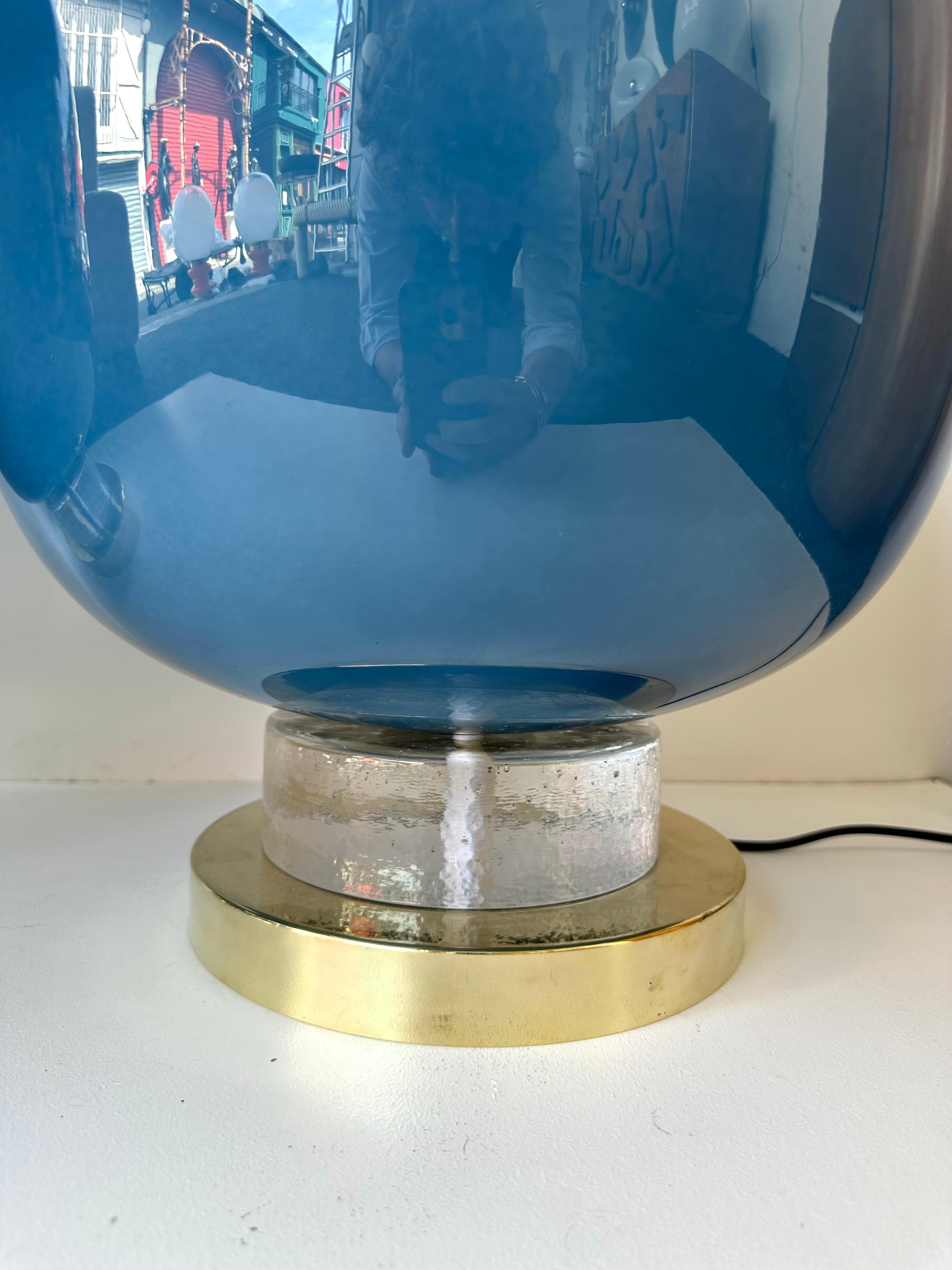 Ottone Coppia contemporanea di lampade a lampadina in ottone e vetro di Murano blu, Italia in vendita