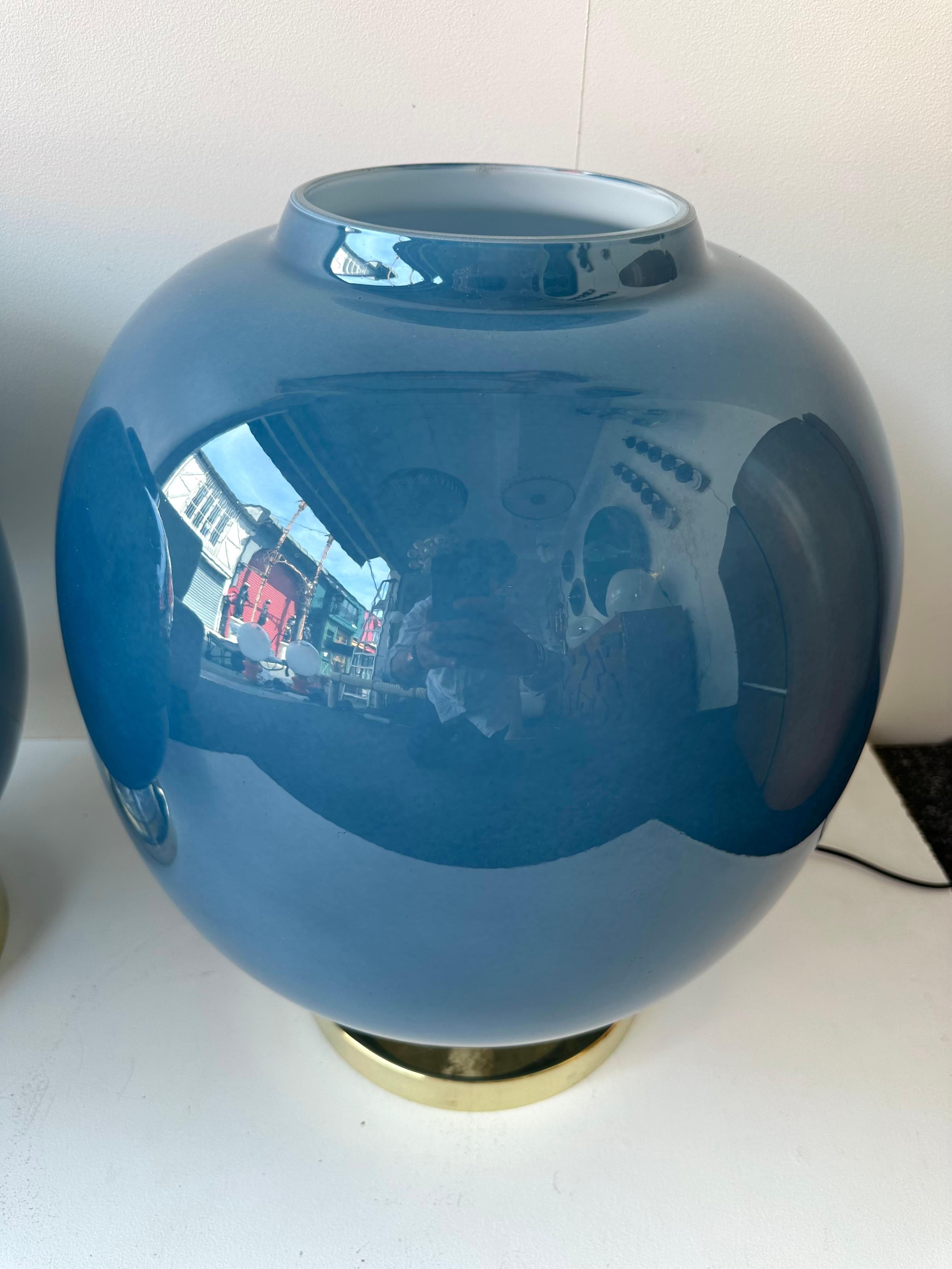 Coppia contemporanea di lampade a lampadina in ottone e vetro di Murano blu, Italia in vendita 1