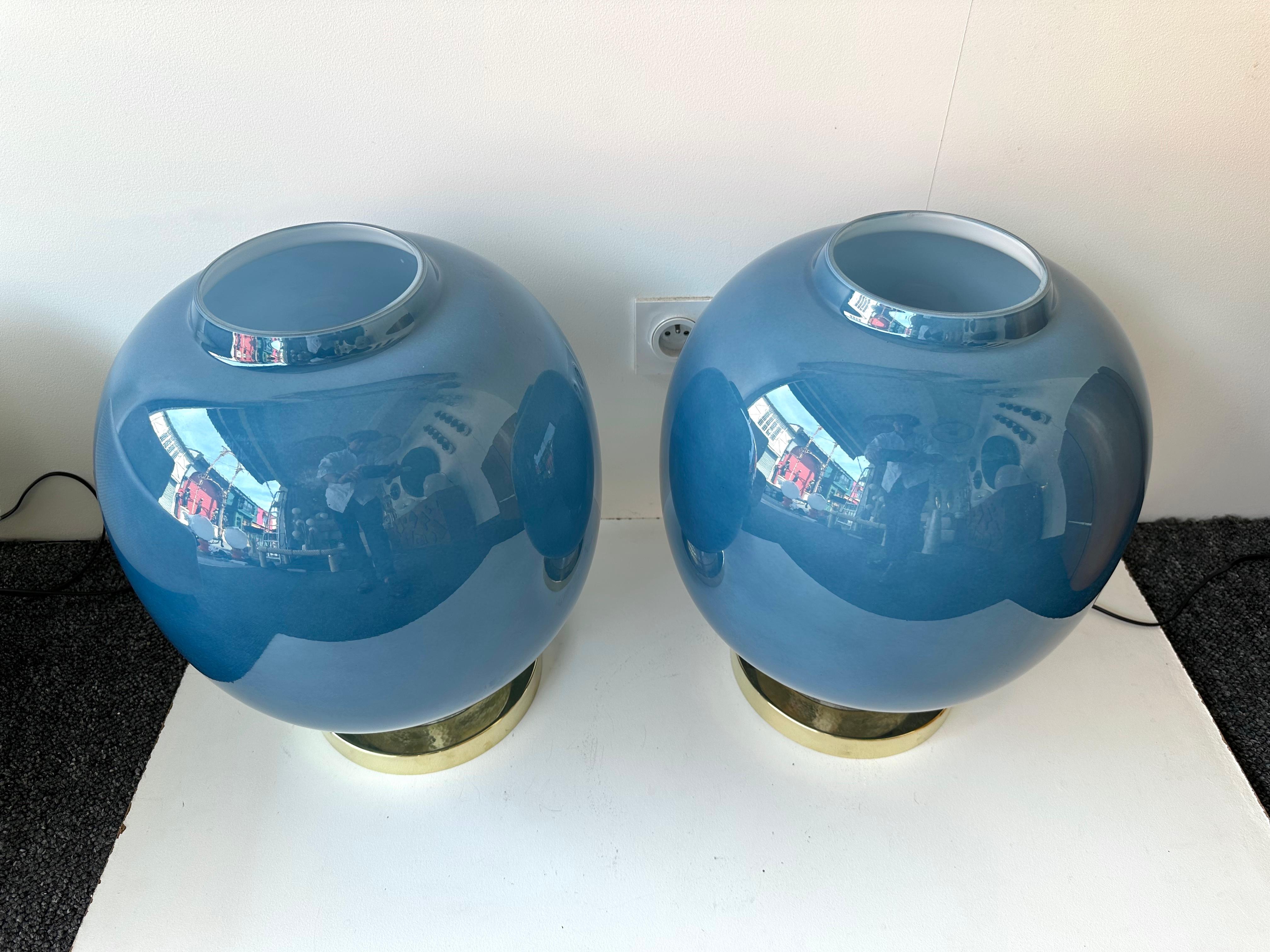 Coppia contemporanea di lampade a lampadina in ottone e vetro di Murano blu, Italia in vendita 2