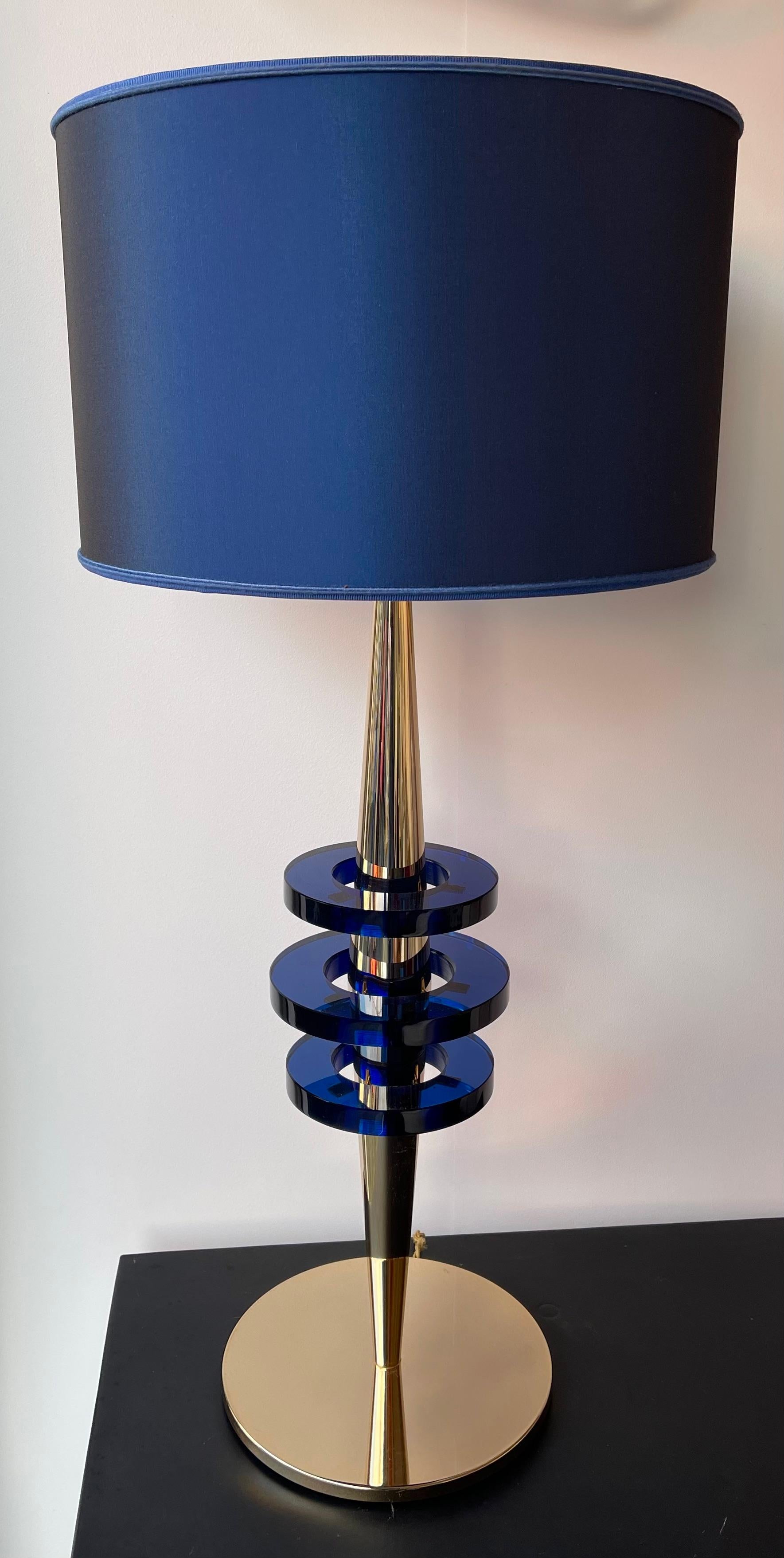 Pair of brass and blue Murano glass disc table or bedside lamps. Contemporary work from a small artisanal italian design workshop. In the mood of Mid-Century Modern, Hollywood Regency, Venini, Mazzega, La Murrina, Veronese, Barovier, Fratelli Toso,