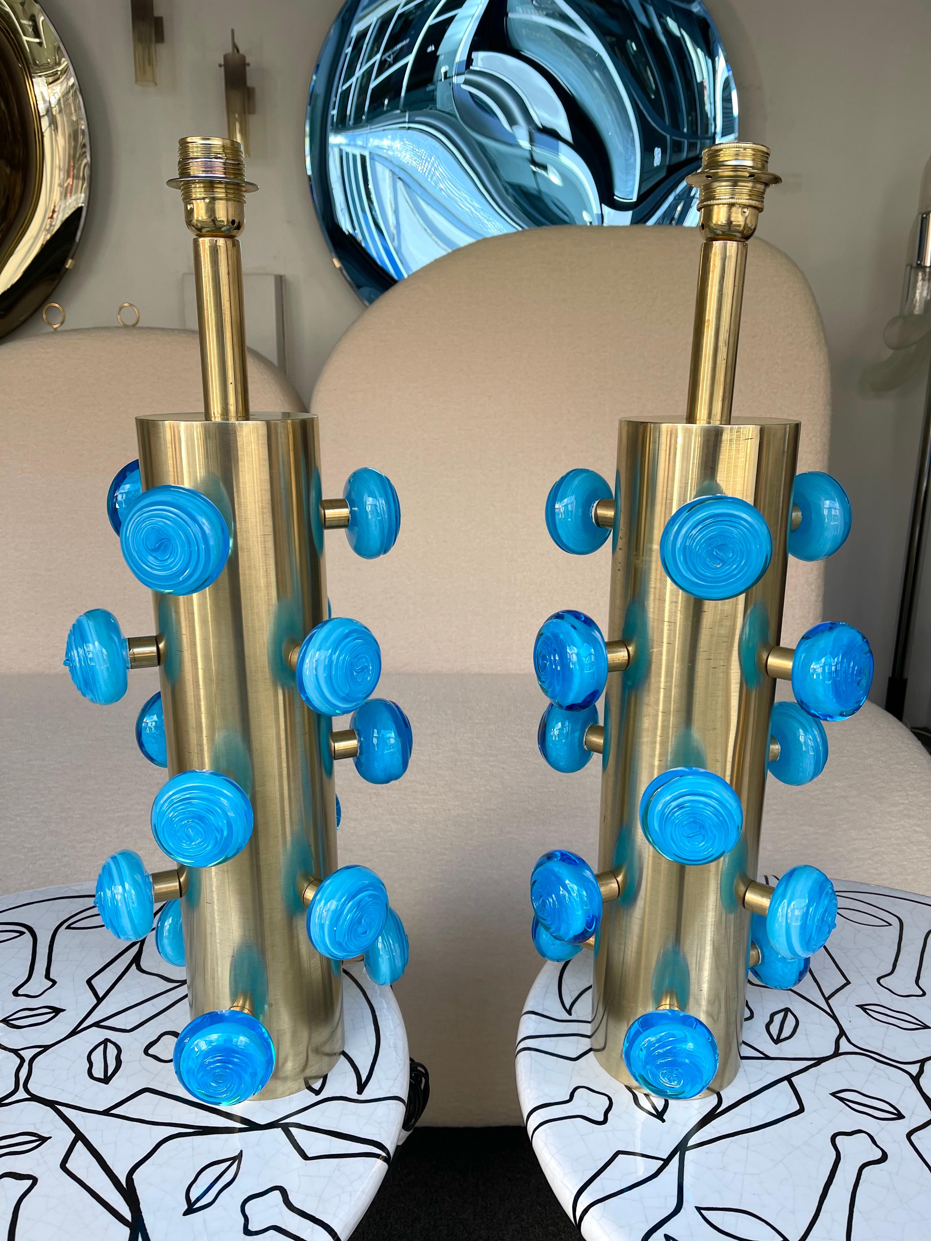 Zeitgenössisches Paar Spirallampen aus Messing und blauem Muranoglas, Italien im Angebot 4