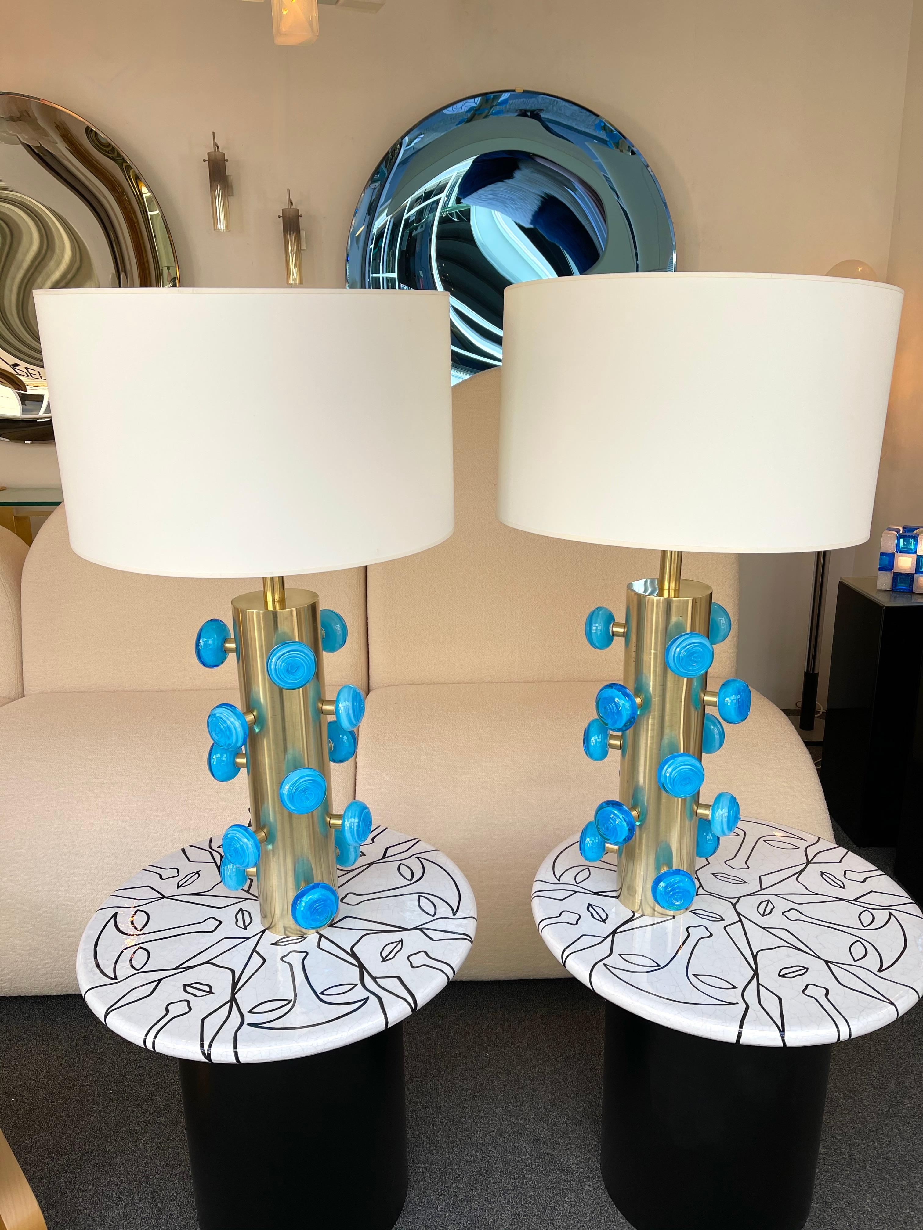 Zeitgenössisches Paar Spirallampen aus Messing und blauem Muranoglas, Italien im Angebot 5