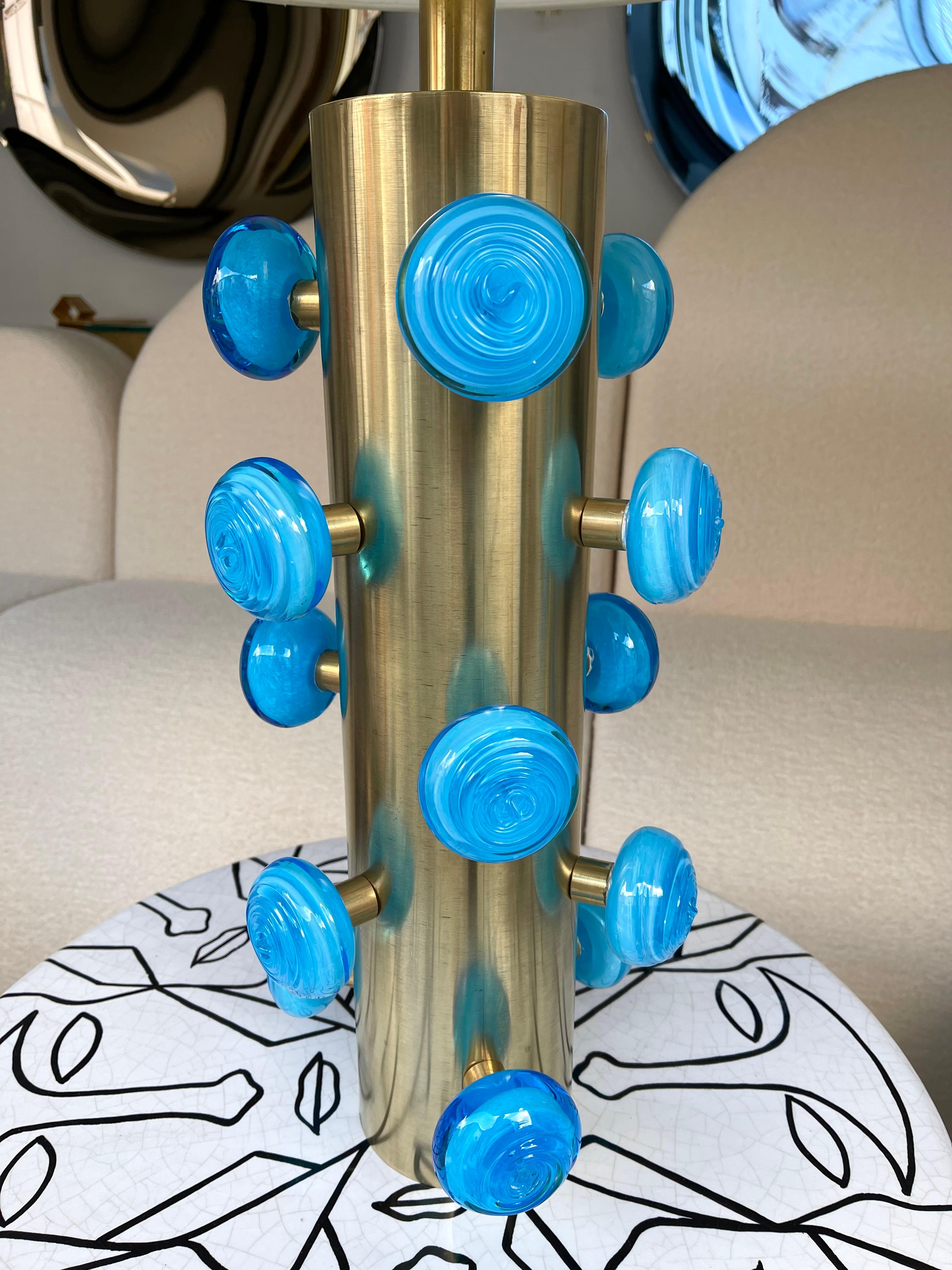 Paar Tisch- oder Nachttischlampen aus Messing mit blauen Muranoglas-Spiralkugeln. Zeitgenössische Arbeiten aus einem kleinen italienischen Handwerksbetrieb.

Demo-Farben nicht enthalten. Maße in der Beschreibung mit Demo-Farben
Abmessungen Lampe