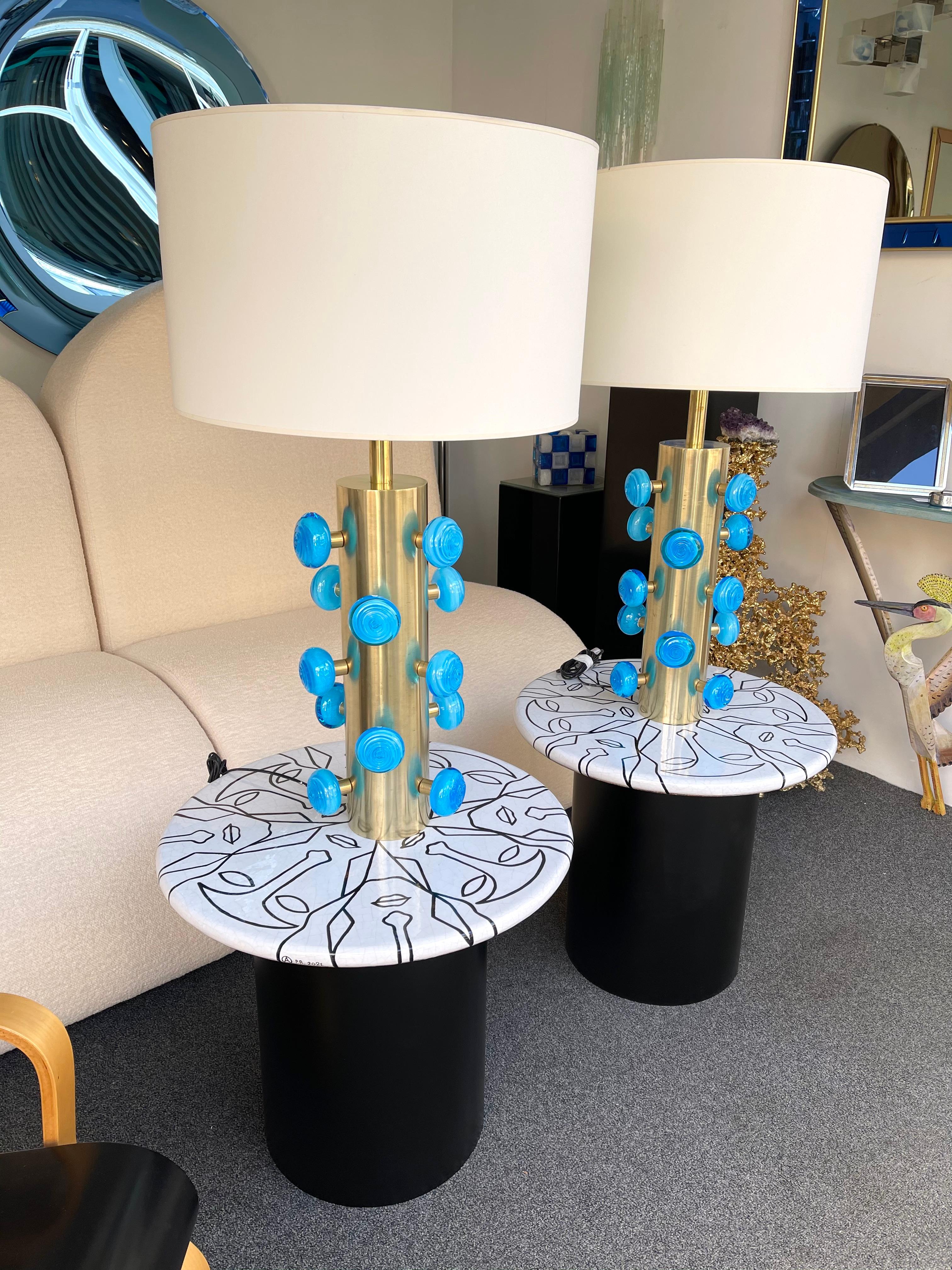 Zeitgenössisches Paar Spirallampen aus Messing und blauem Muranoglas, Italien (Italienisch) im Angebot