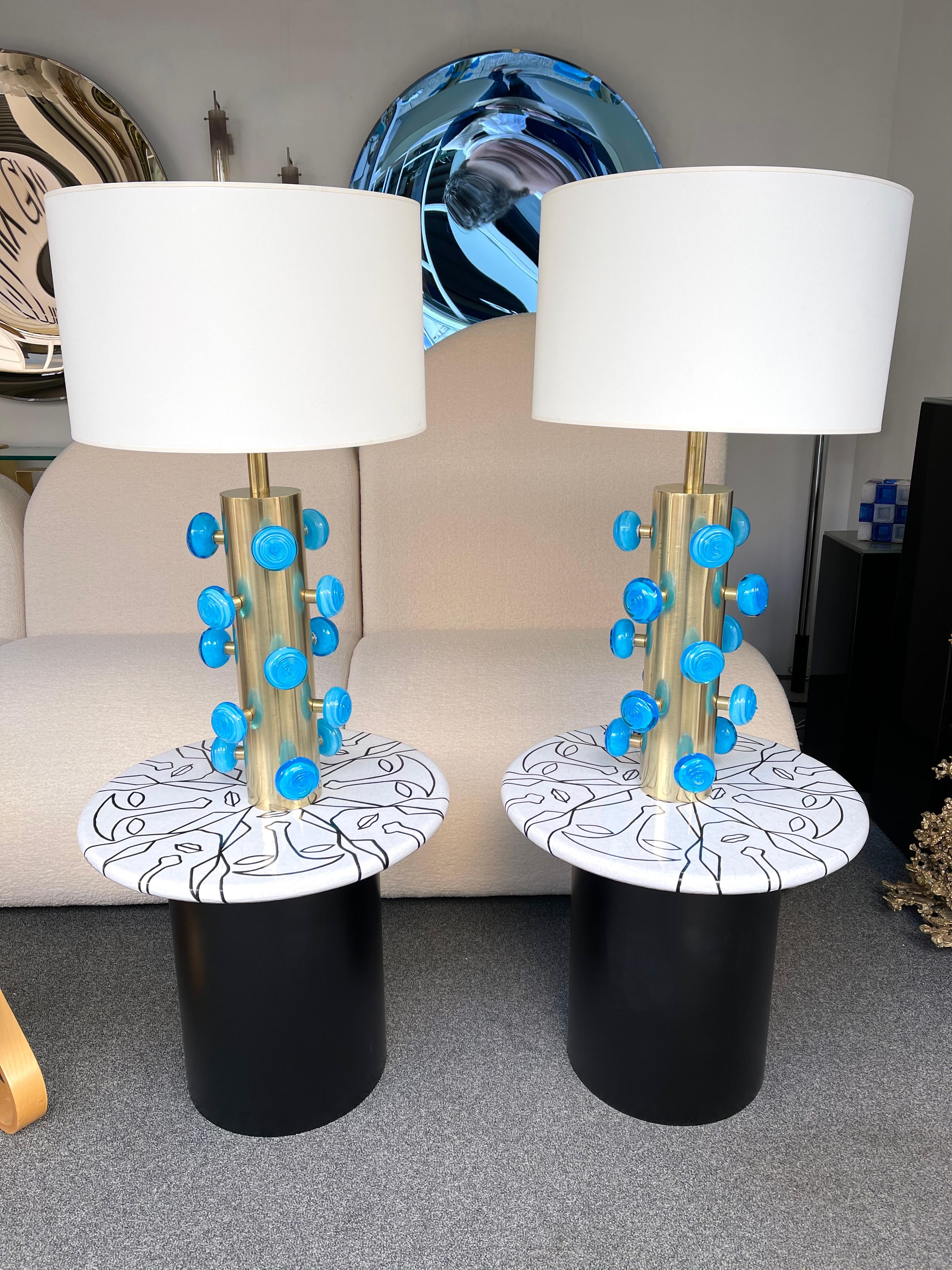 Zeitgenössisches Paar Spirallampen aus Messing und blauem Muranoglas, Italien im Zustand „Neu“ im Angebot in SAINT-OUEN, FR