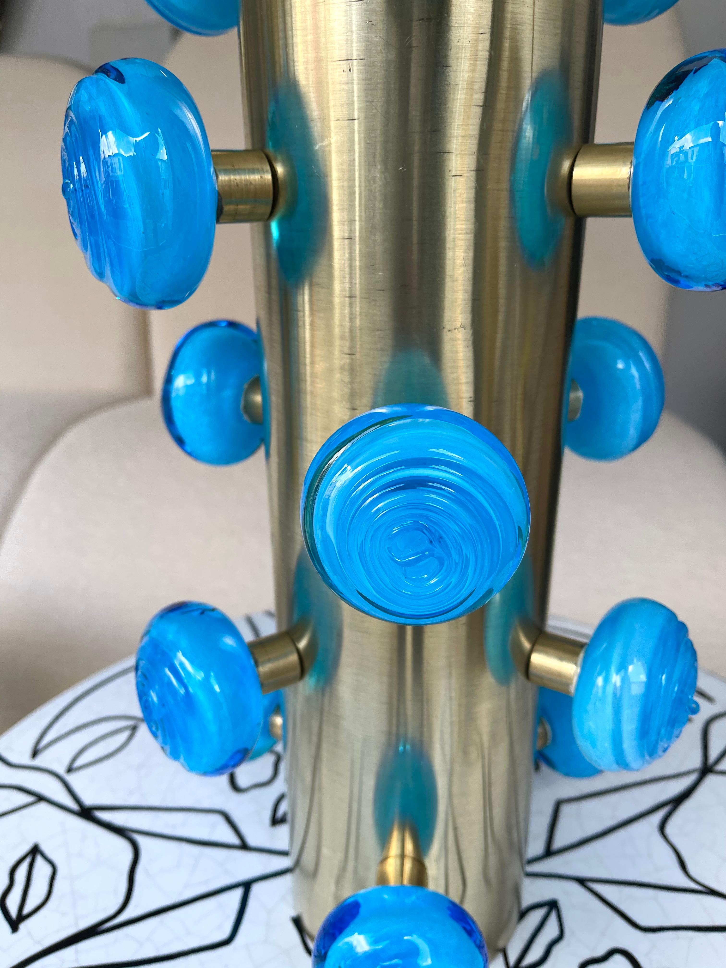 Zeitgenössisches Paar Spirallampen aus Messing und blauem Muranoglas, Italien (21. Jahrhundert und zeitgenössisch) im Angebot