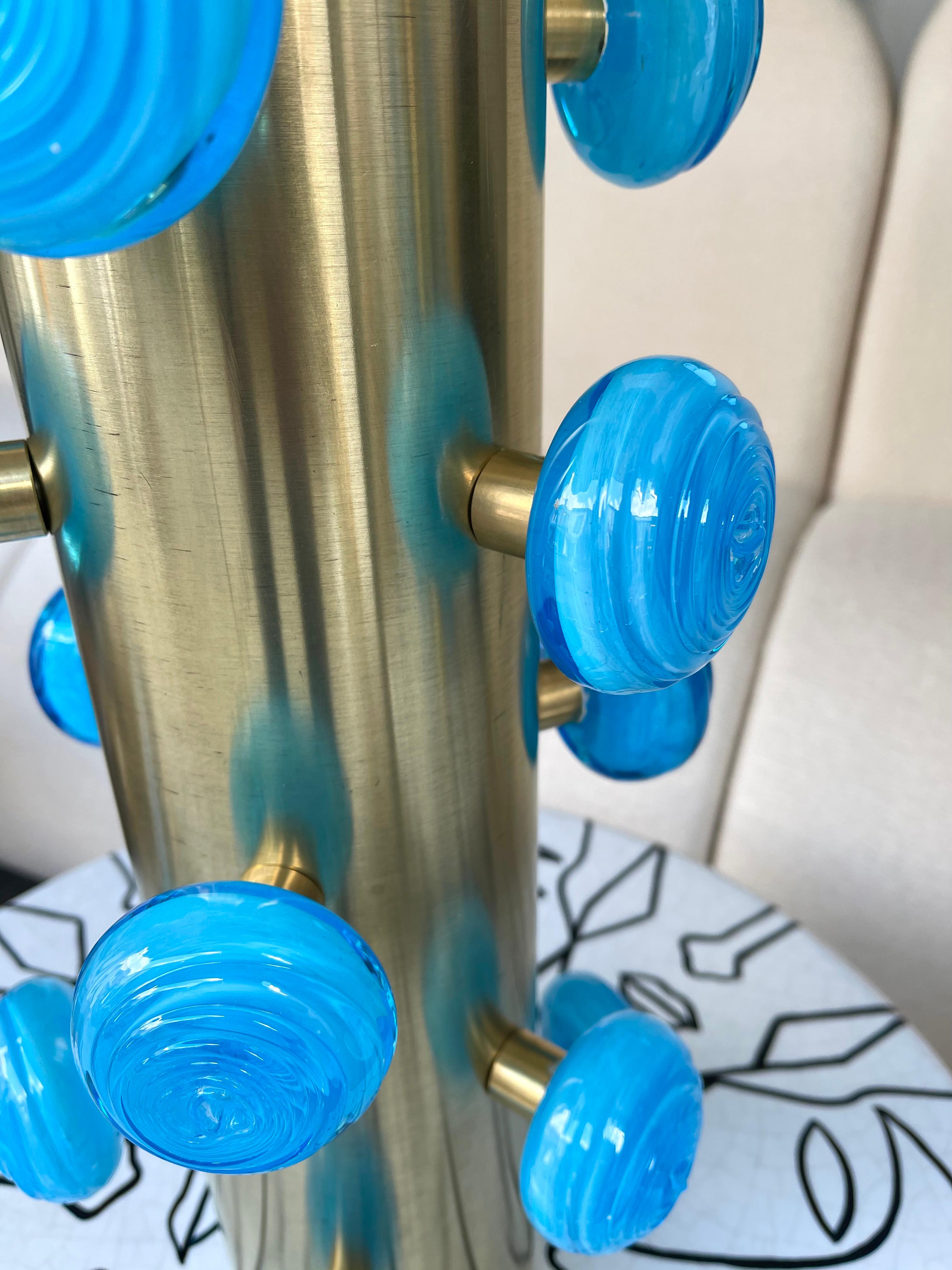 Zeitgenössisches Paar Spirallampen aus Messing und blauem Muranoglas, Italien im Angebot 1