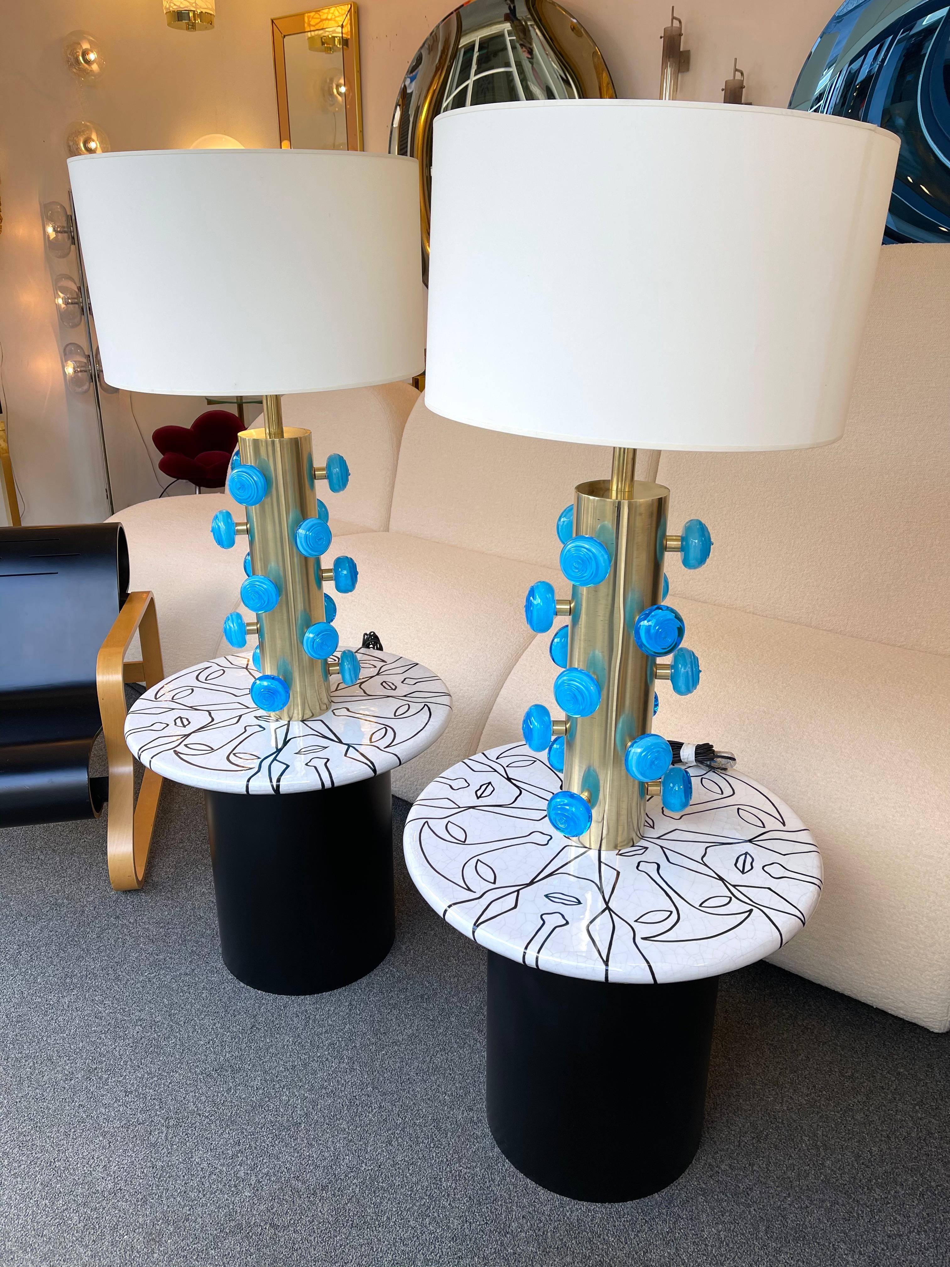 Zeitgenössisches Paar Spirallampen aus Messing und blauem Muranoglas, Italien im Angebot 2