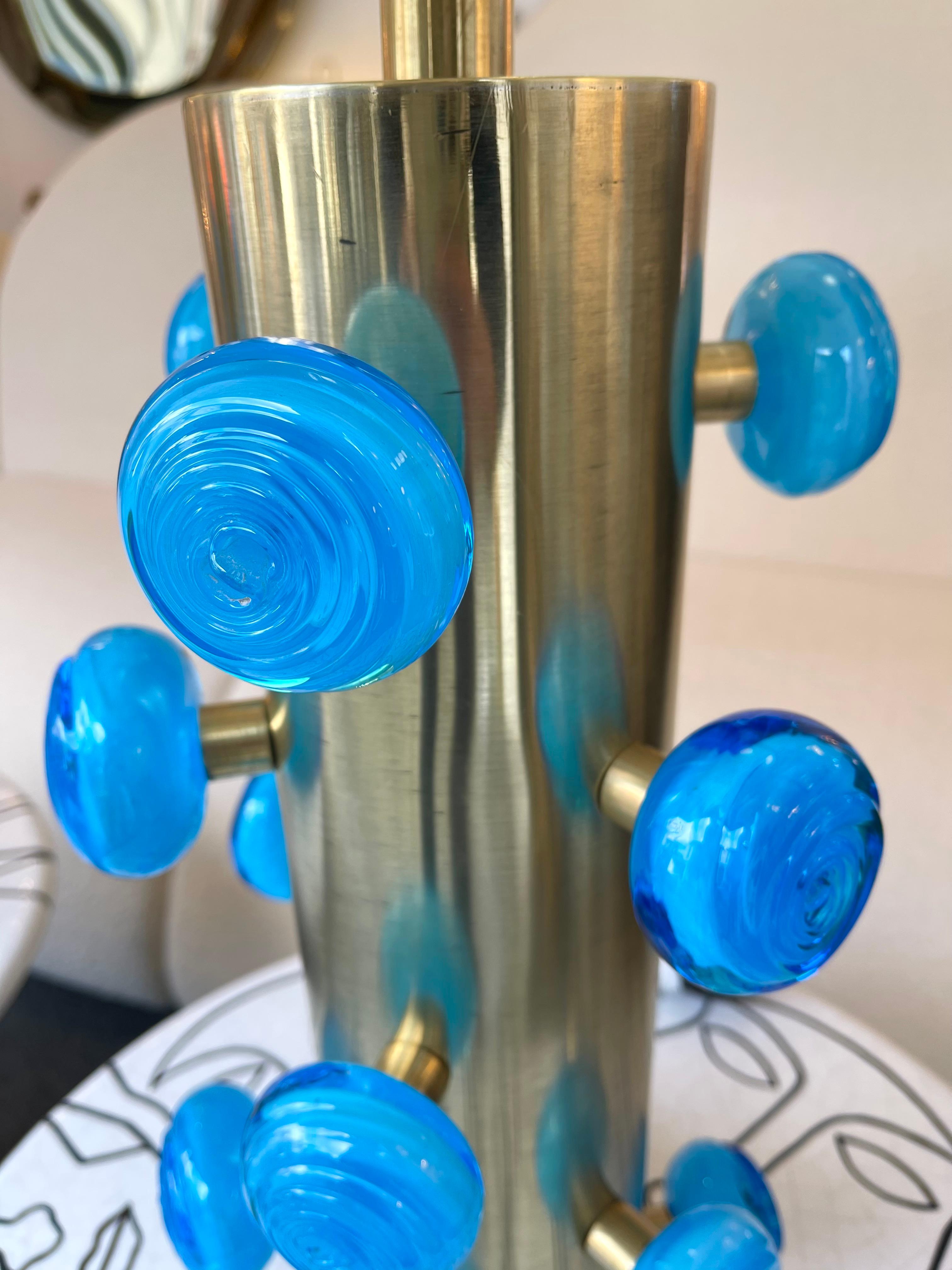 Zeitgenössisches Paar Spirallampen aus Messing und blauem Muranoglas, Italien im Angebot 3