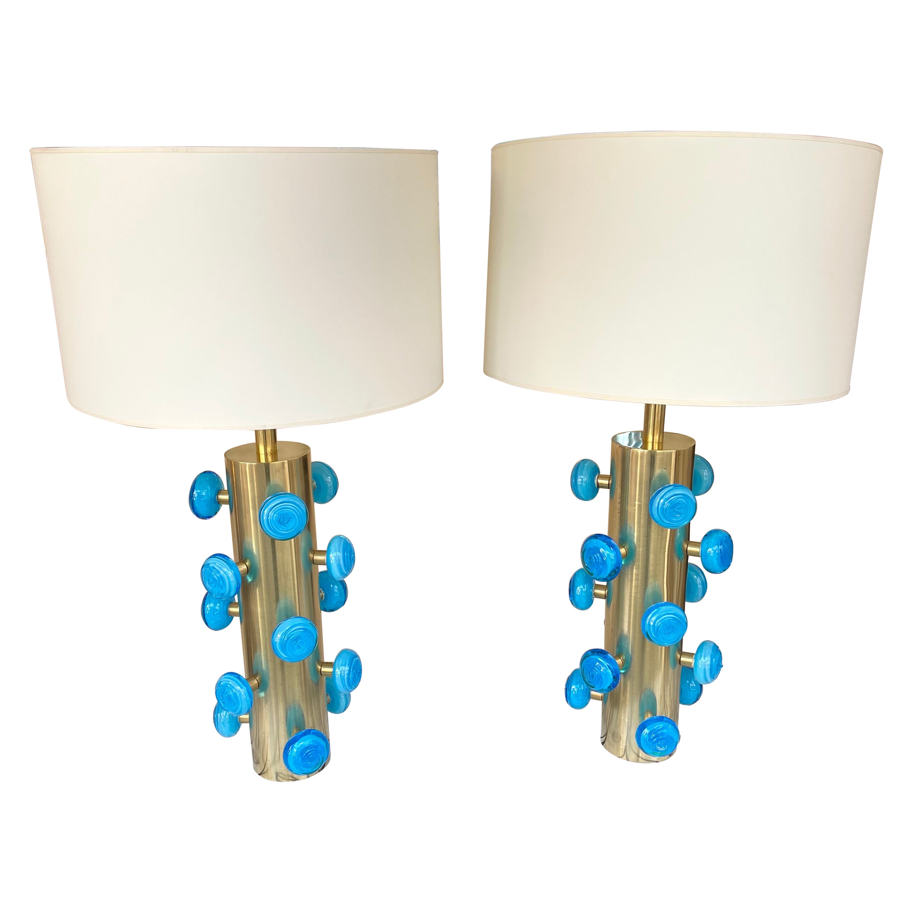 Pareja contemporánea de lámparas en espiral de latón y cristal de Murano azul, Italia