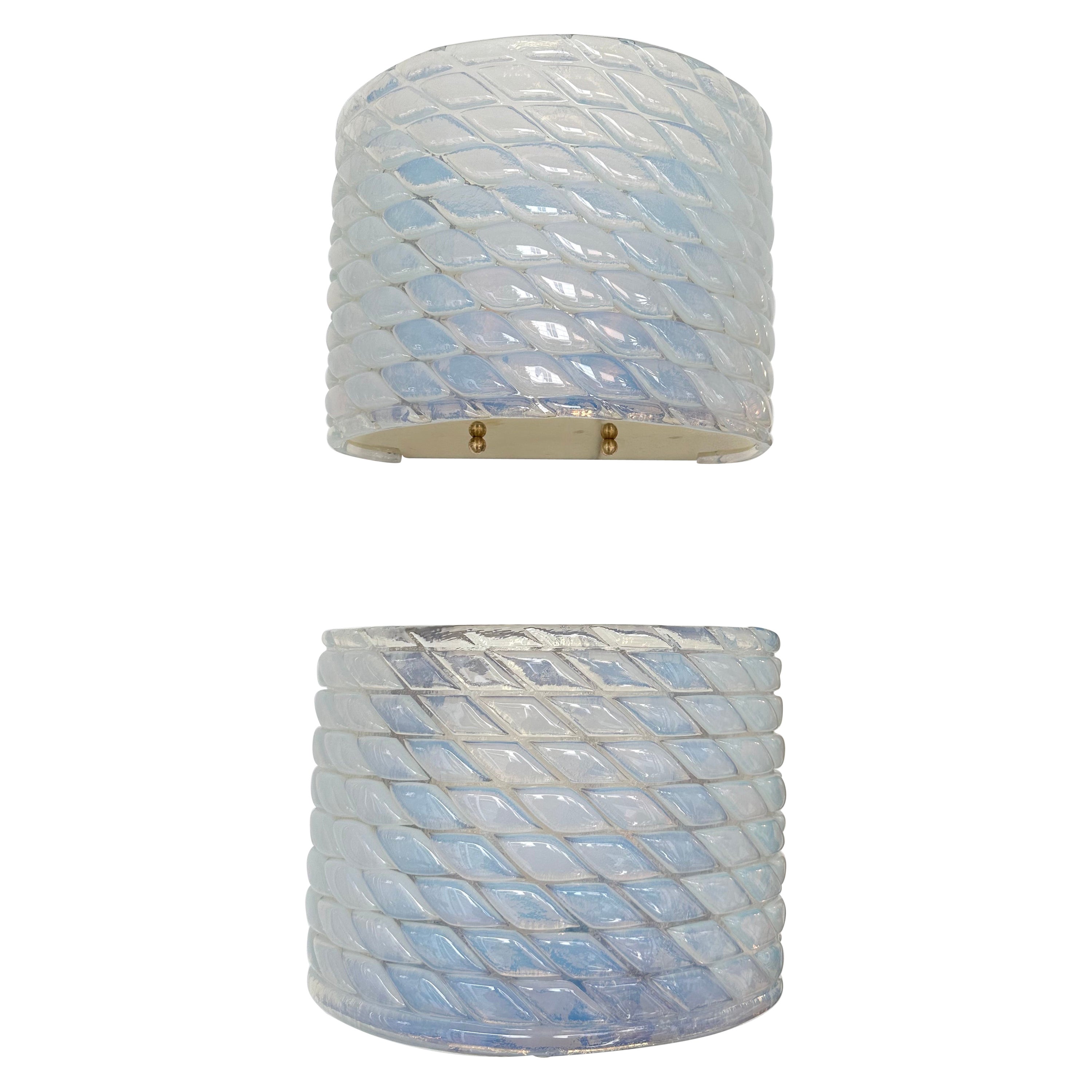 Coppia di lampade contemporanee in ottone e vetro opalino blu di Murano, Italia