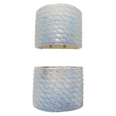 Coppia di lampade contemporanee in ottone e vetro opalino blu di Murano, Italia